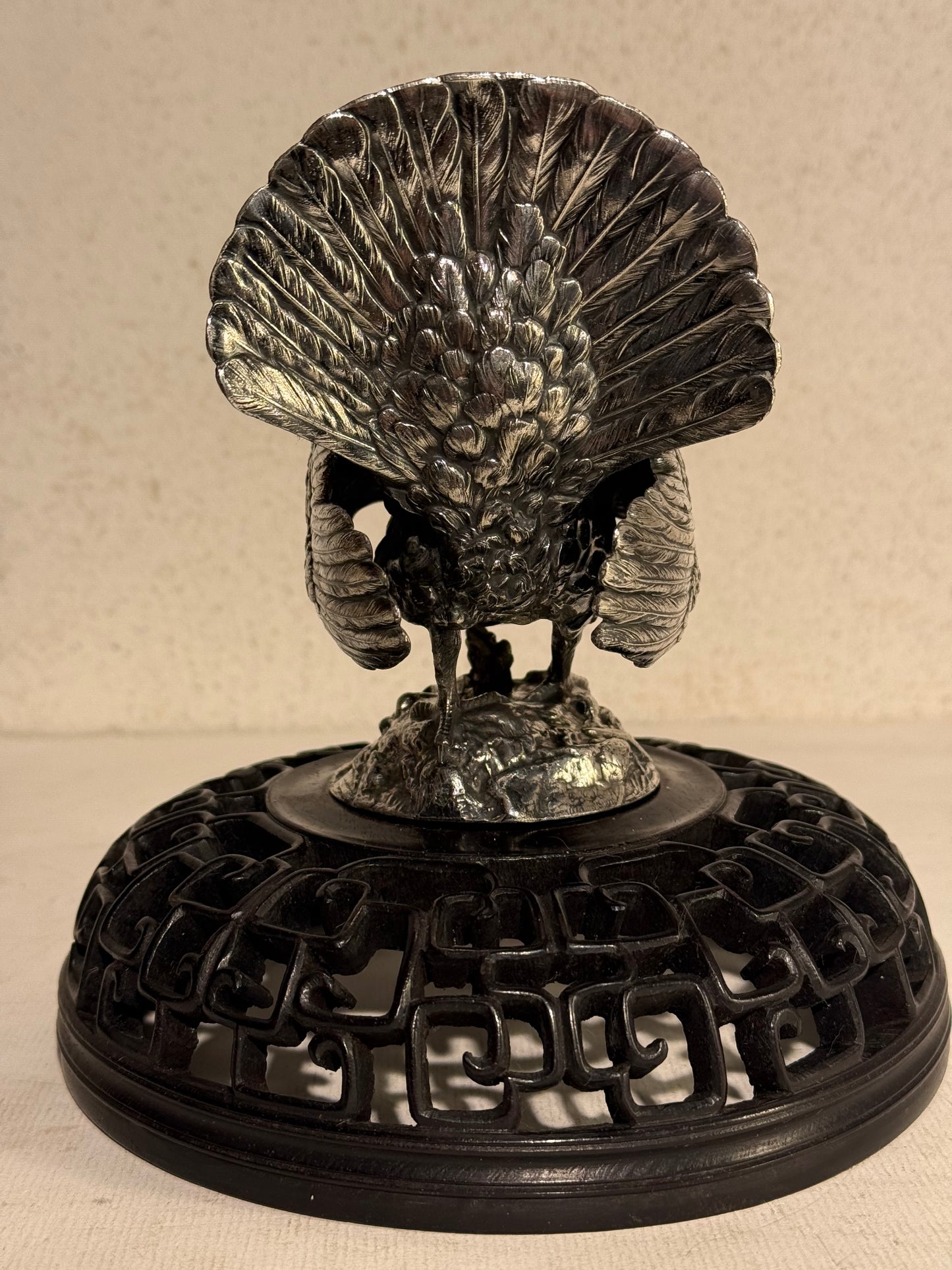 Antik sølvbelagt Tjur skulptur, monteret på smukt udskåret kinesisk træbase. Start 1900 tallet.