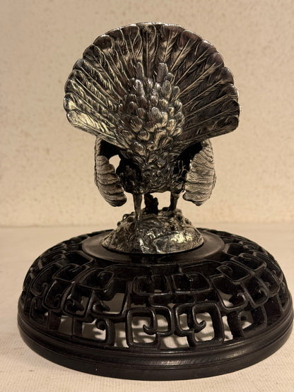 Antik sølvbelagt Tjur skulptur, monteret på smukt udskåret kinesisk træbase. Start 1900 tallet.