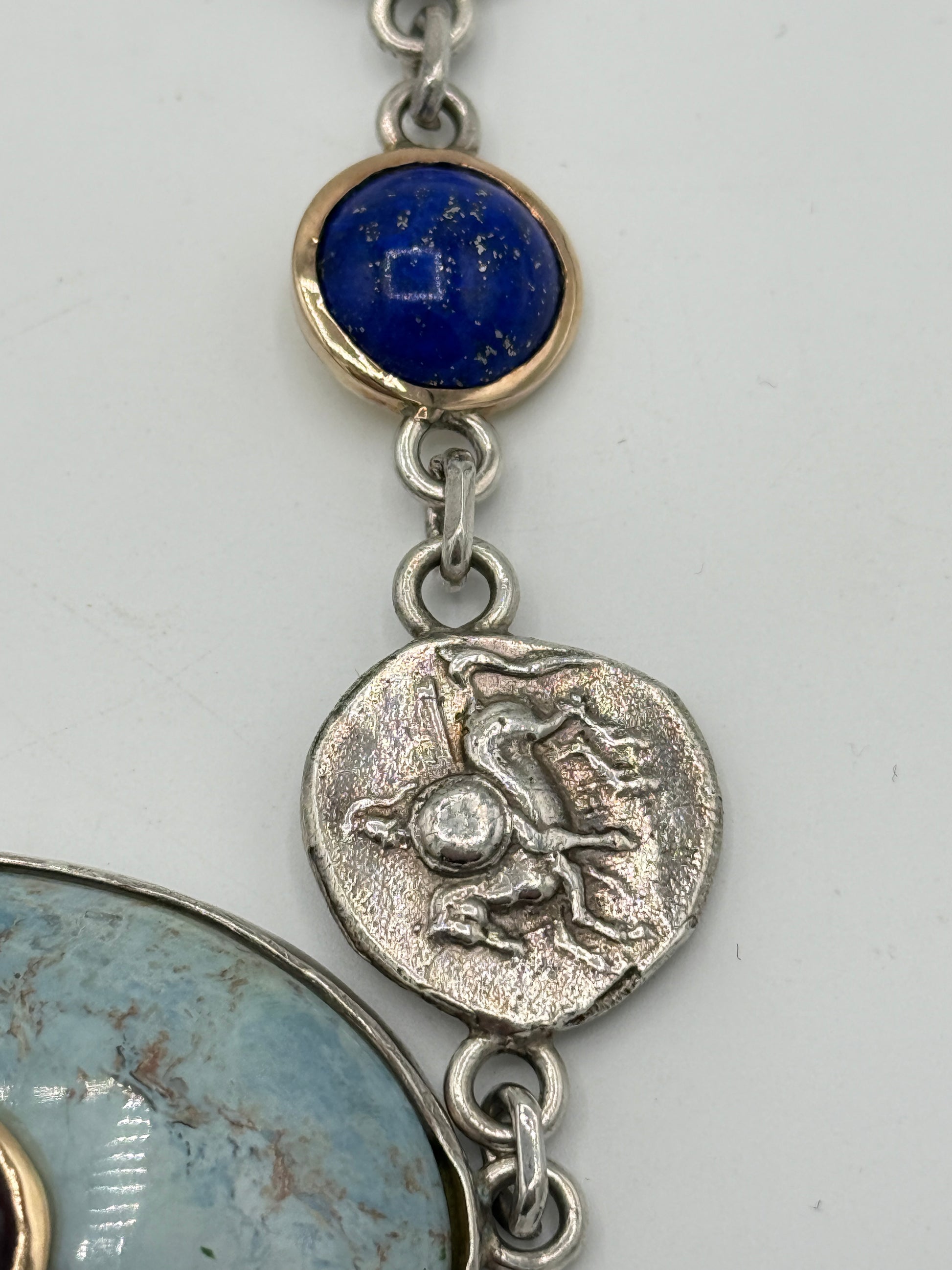 Claude Schwartz, Paris (1958-) Vintage unika Studio jewelry Collier i Sølv, Guld, Granat, Jaspis og Lapis lazuli. Fra 1960érne