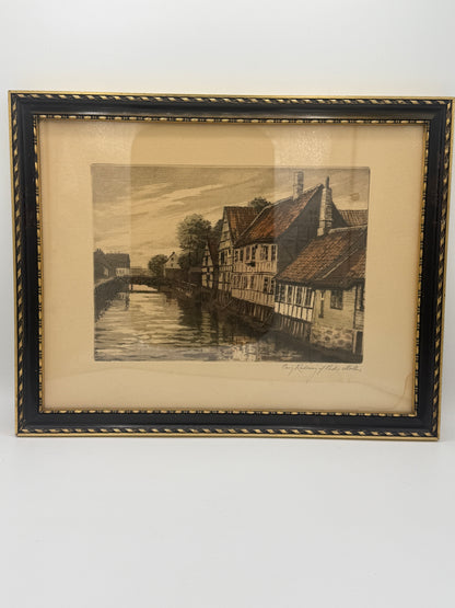 Et håndkoloreret radering af huse ved en å i Horsens, udført af Peder Møller (f.1890–1961). Billedet viser en idyllisk bygd ved va