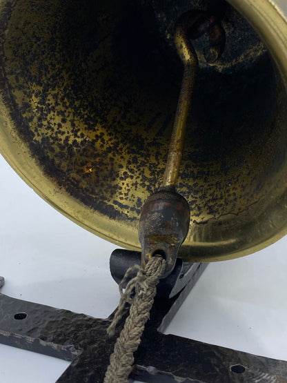 Klokke med ornamenteret jernophæng. Midt/sen 20. Årh