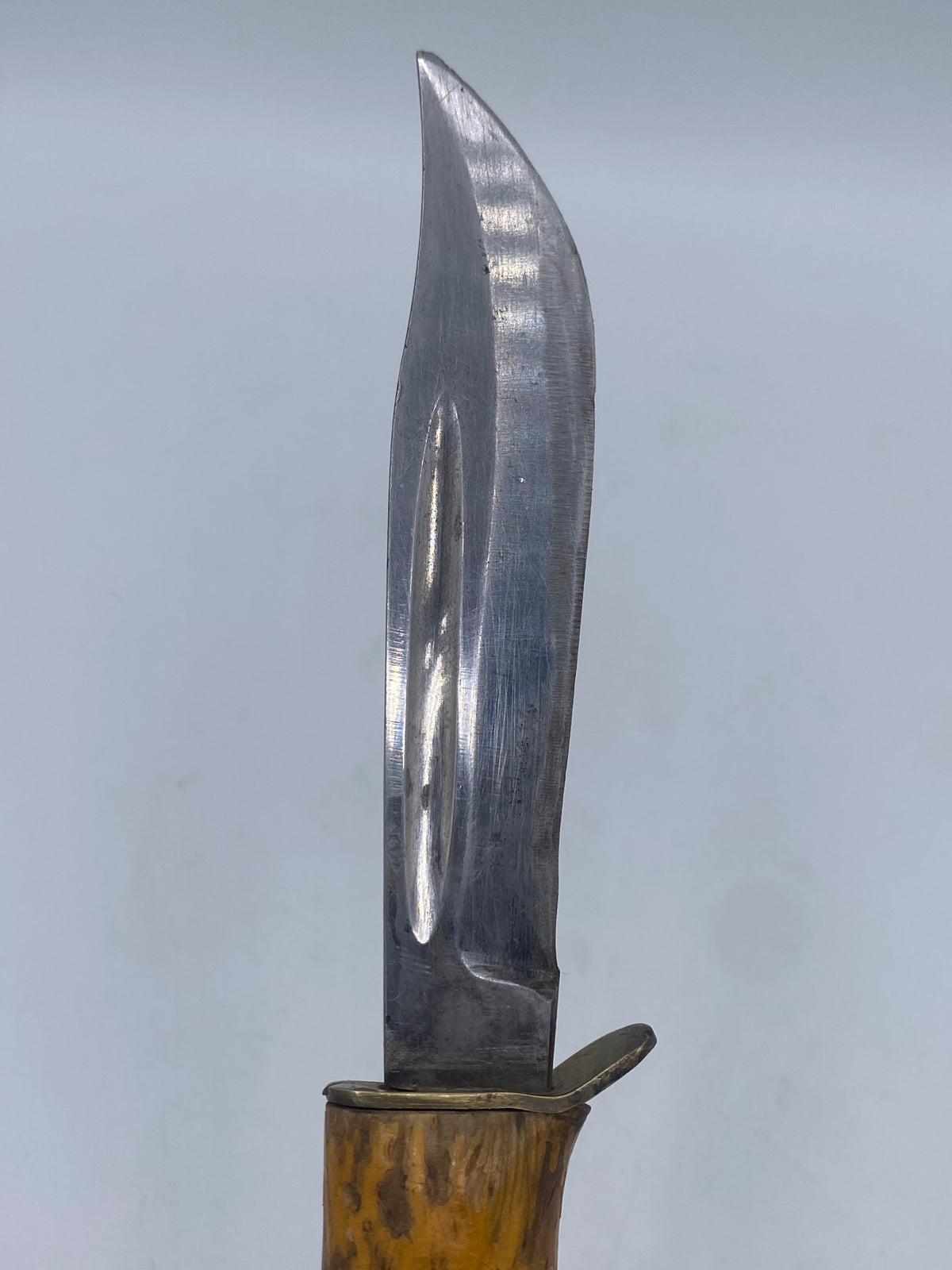 Et ældre puukko-stil kniv med skede, skandinavisk produktion, 20. år