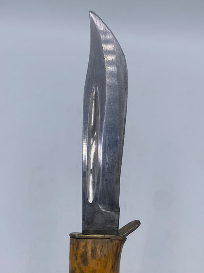 Et ældre puukko-stil kniv med skede, skandinavisk produktion, 20. år