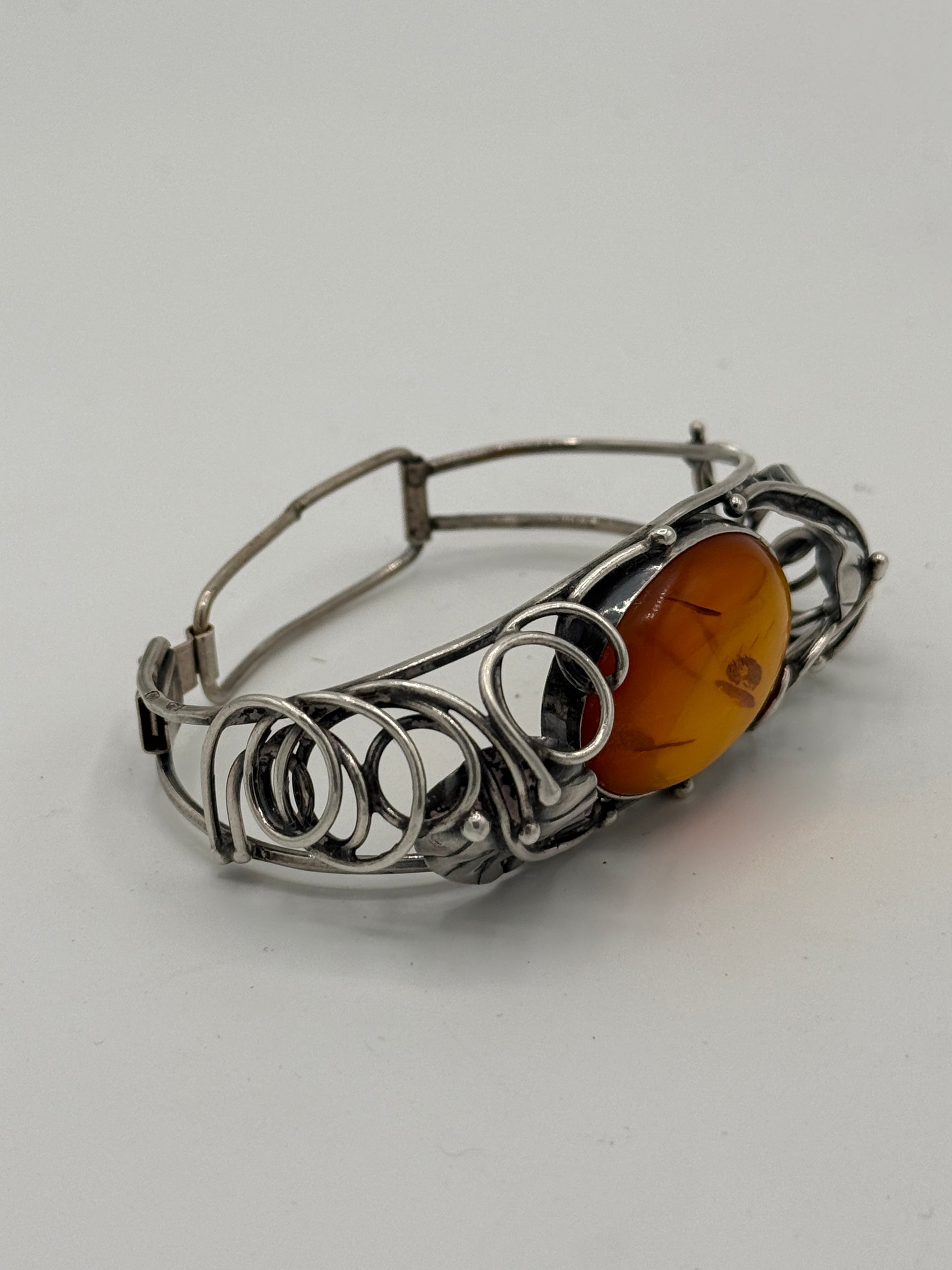 Vintage unika skønvirkestil Rav & Sterlingsølv armbånd. Polen. Fra 1980érne