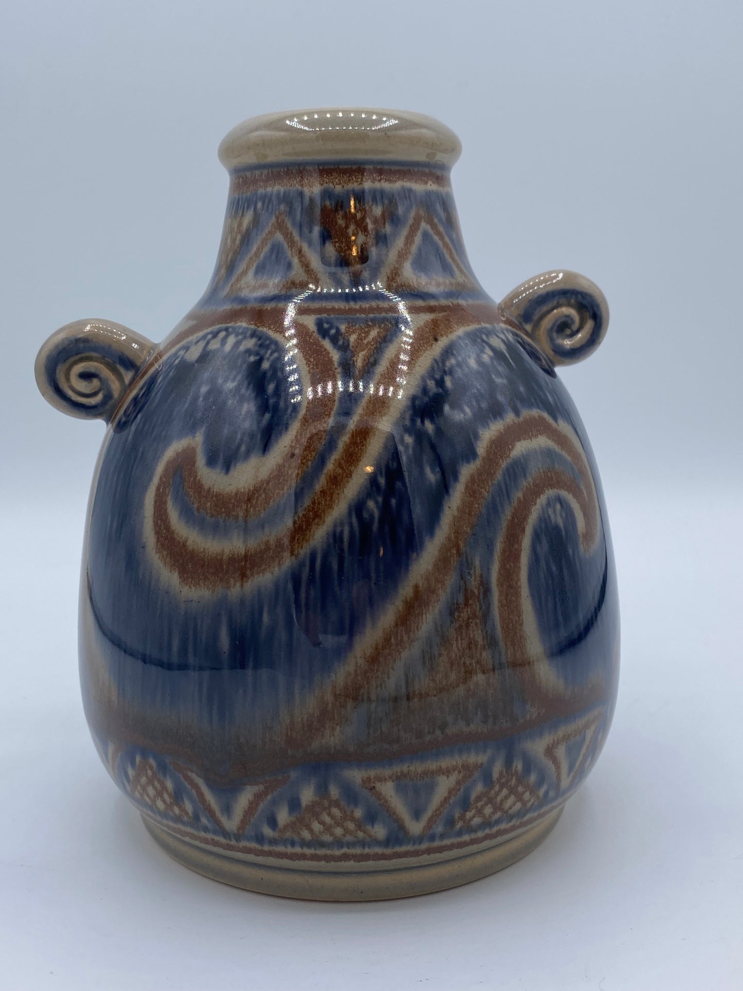 Søholm stentøjsvase med hank-ornamenter. Danmark/Bornholm. 1913