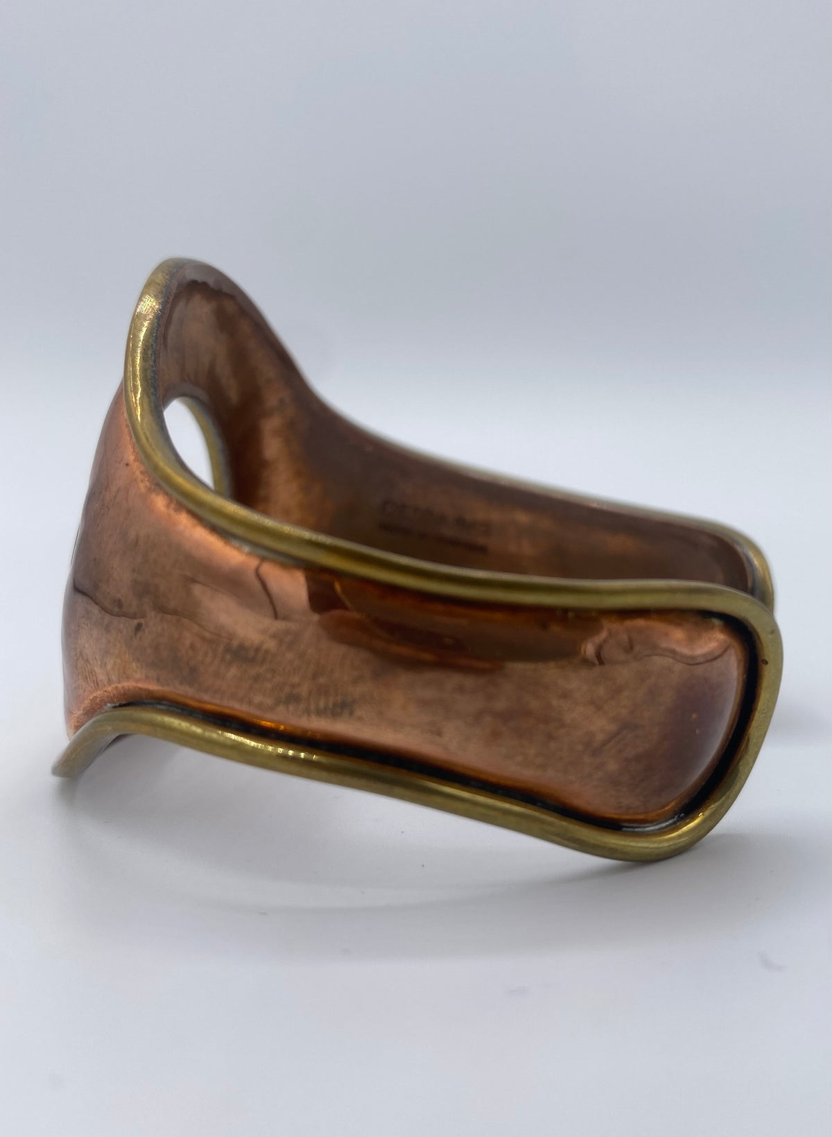 Erik Dennung (1925-2007). Vintage dansk armring i messing og kobber. Fra midt 1900-tallet