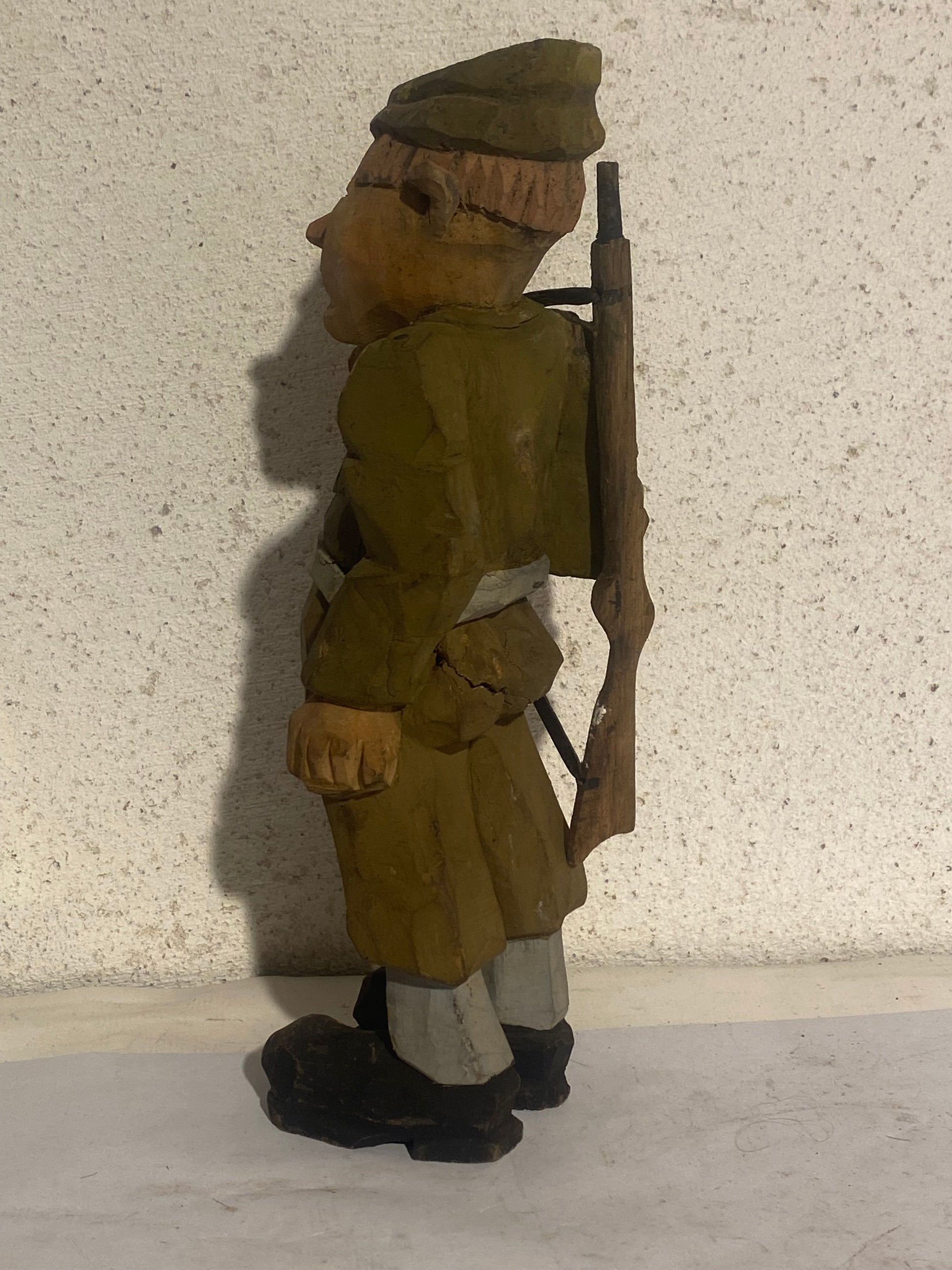 Vintage håndskåret svensk folkekunst træfigur, soldat med gevær ca. midt 1900-tallet
