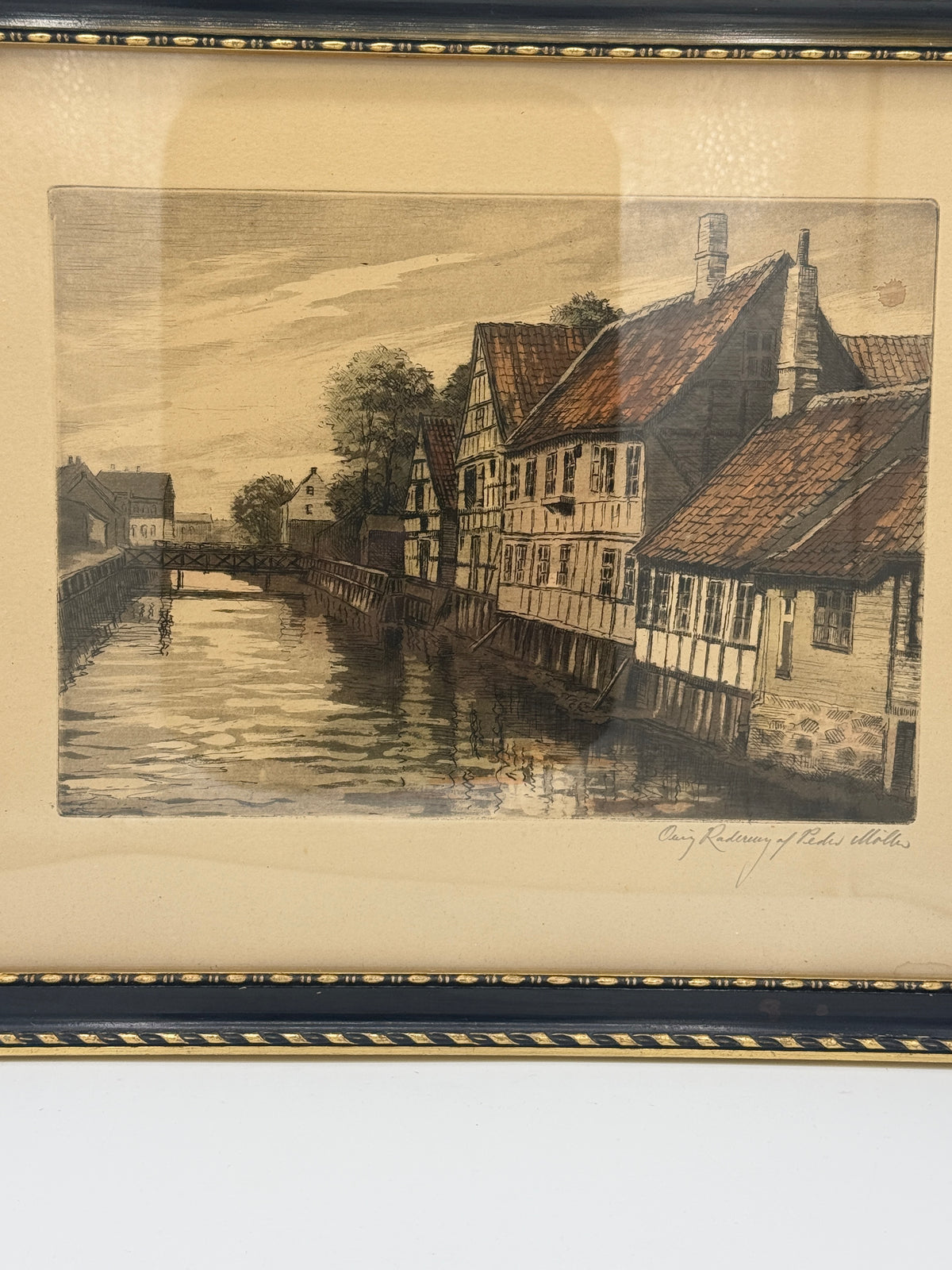 Peder Møller (f.1890–1961) håndkoloreret Radering af Huse ved Å, Horsens. Fra start 20.Årh