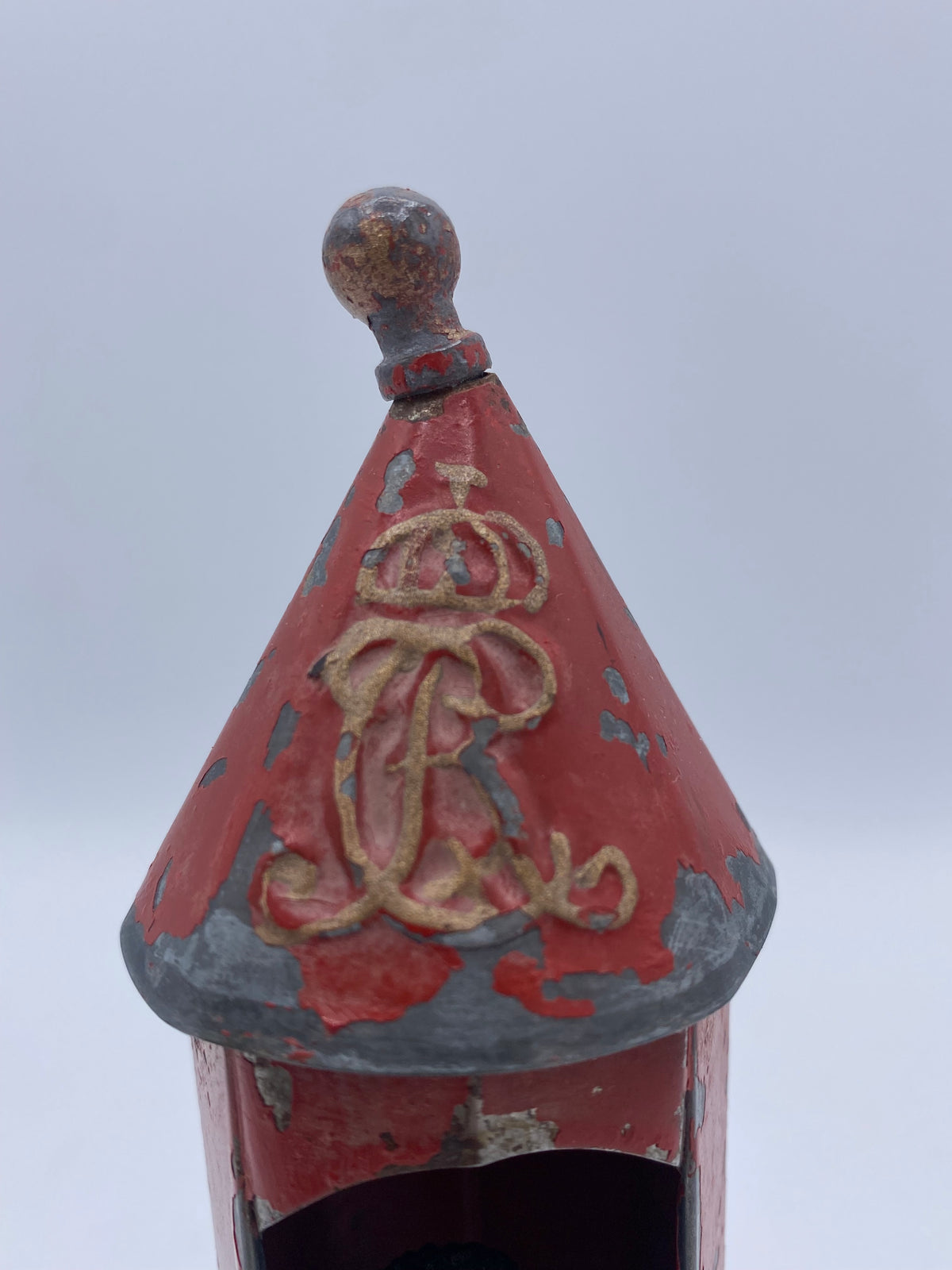 "Lineol Kongelig Livgarder med Skilderhus" er et vintage red og grey kongelig livgarder med skilderhus. Det er lavet af metal og h