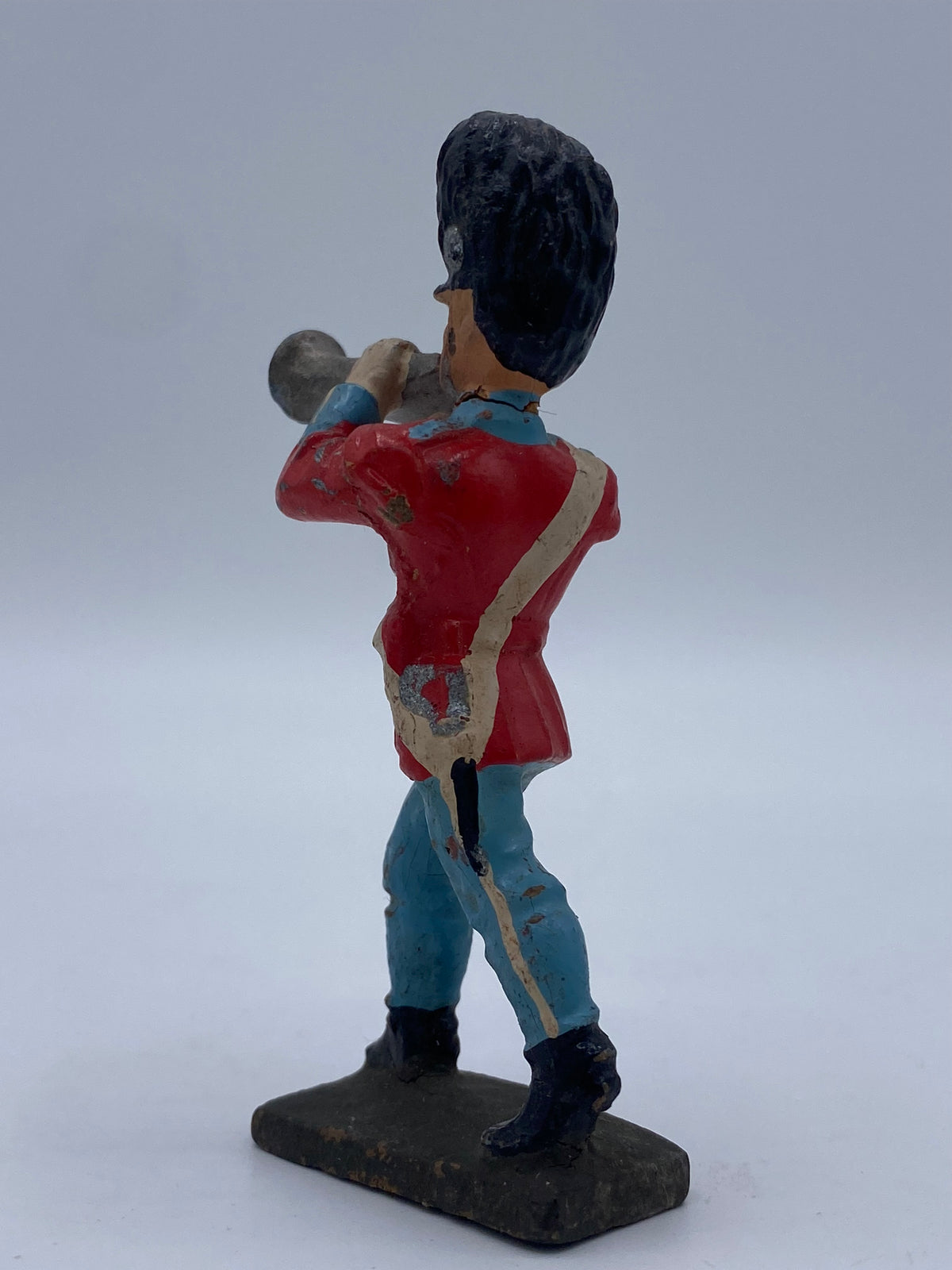 "Lineol Kongelig Livgarder musiker, trompet" er en figur, der repræsenterer en musiker fra Kongelig Livgarder. Figuren er udstyret