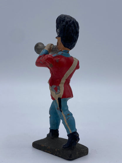 "Lineol Kongelig Livgarder musiker, trompet" er en figur, der repræsenterer en musiker fra Kongelig Livgarder. Figuren er udstyret
