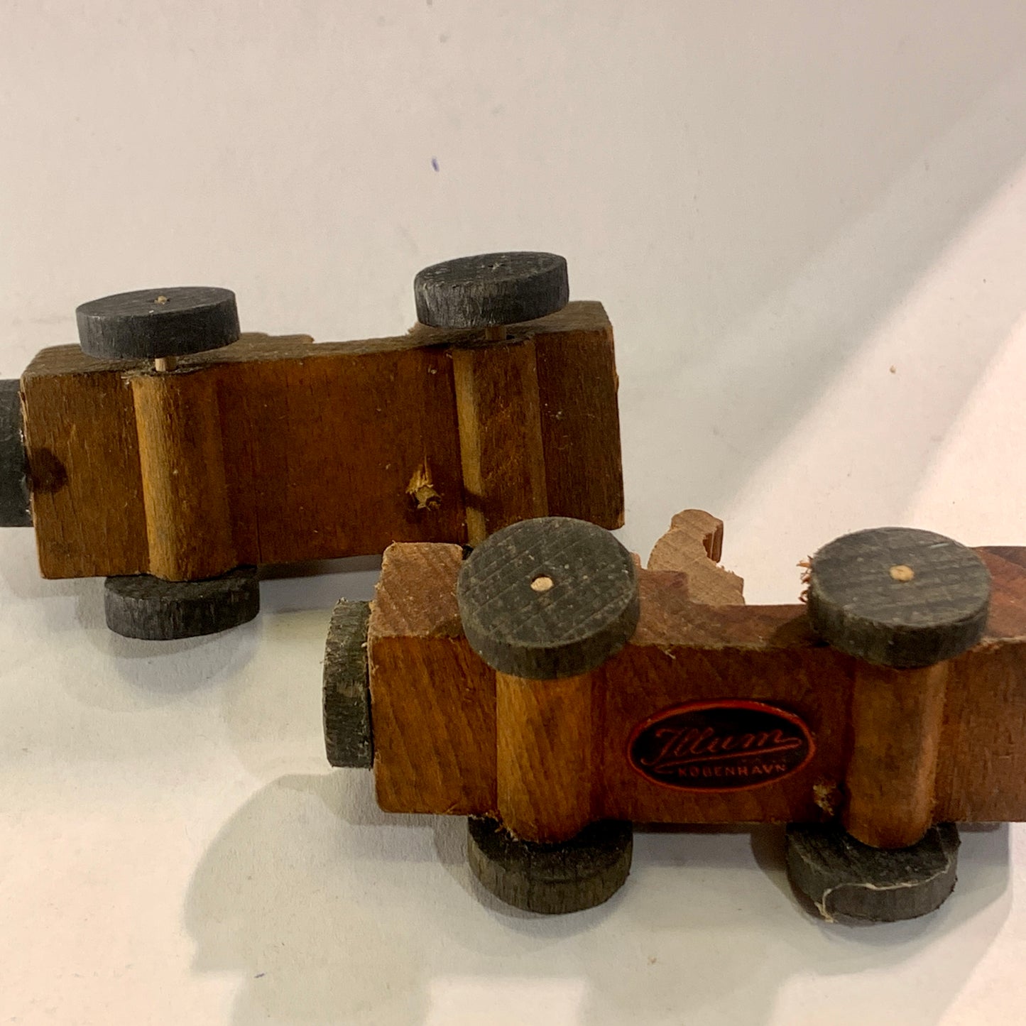 Ældre Illum træ jeep biler, fra midt 1900 tallet.