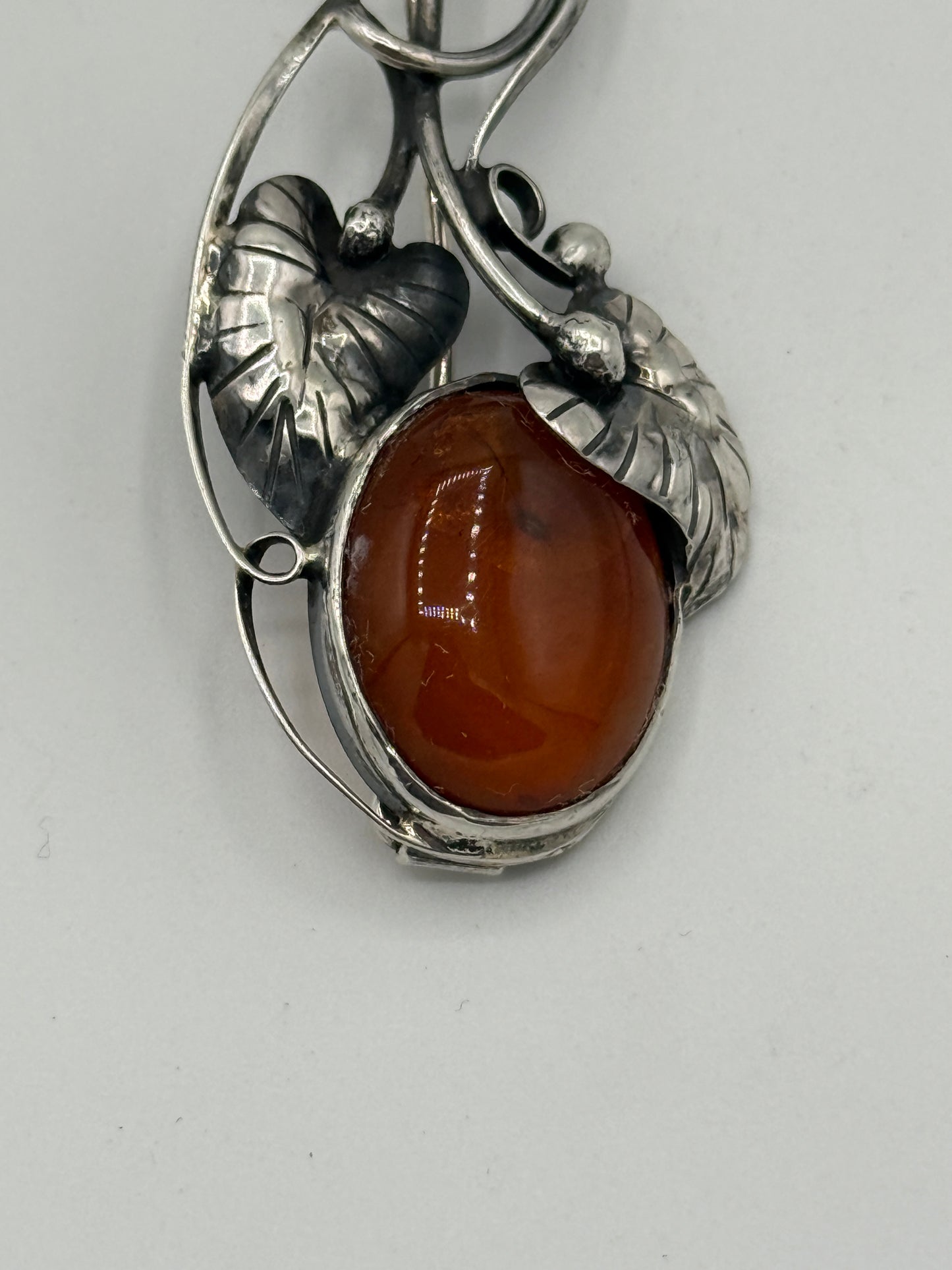 Vintage unika skønvirkestil Rav & Sterlingsølv broche. Polen. Fra 1980érne