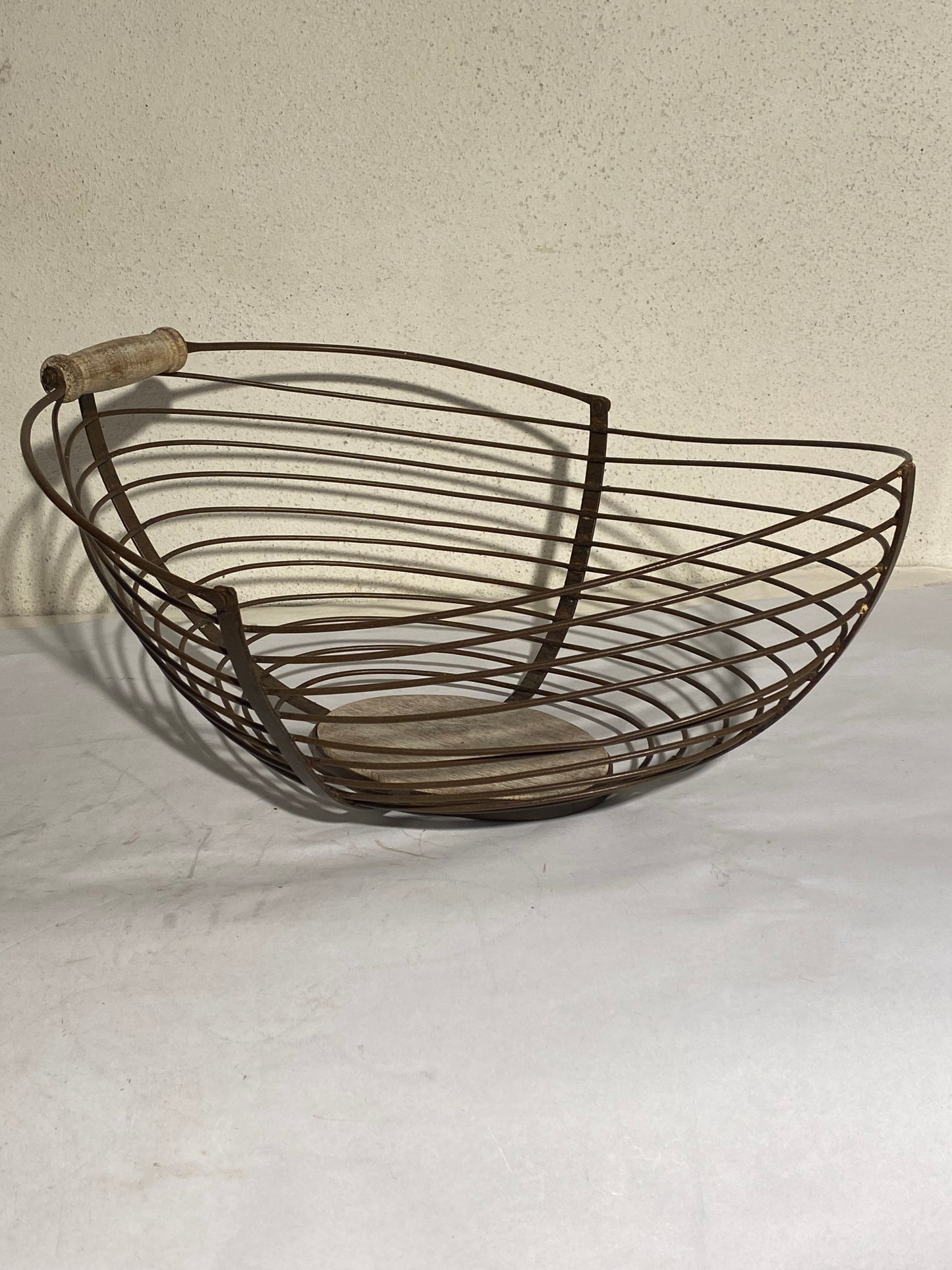 Stor vintage trådkurv i metal og træ