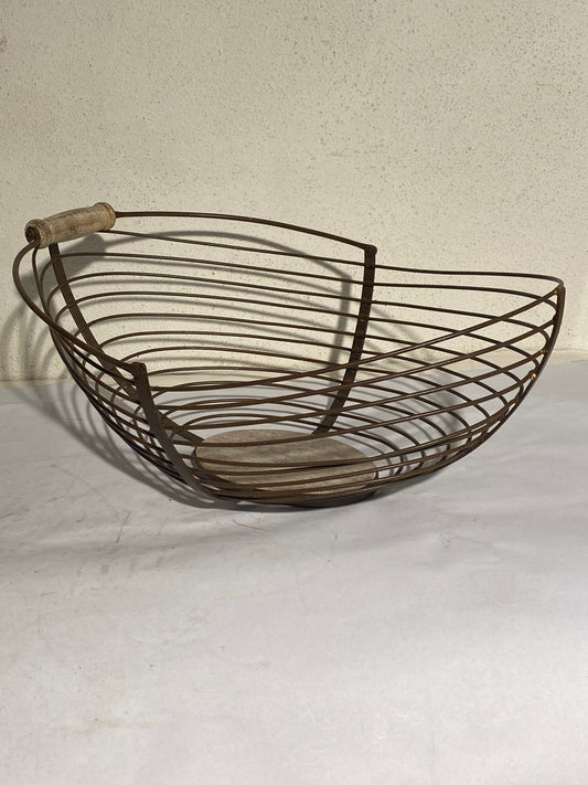 Stor vintage trådkurv i metal og træ