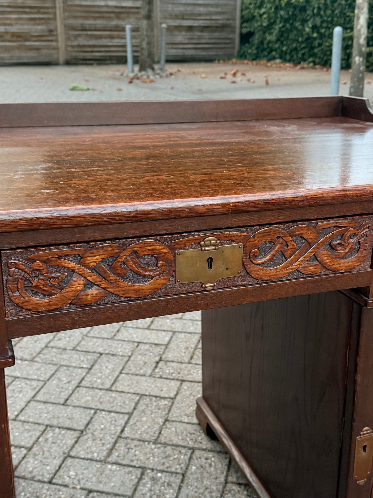 Antik Norsk Viking Dragestil Piedestal skrivebord.Fra 1880-1915