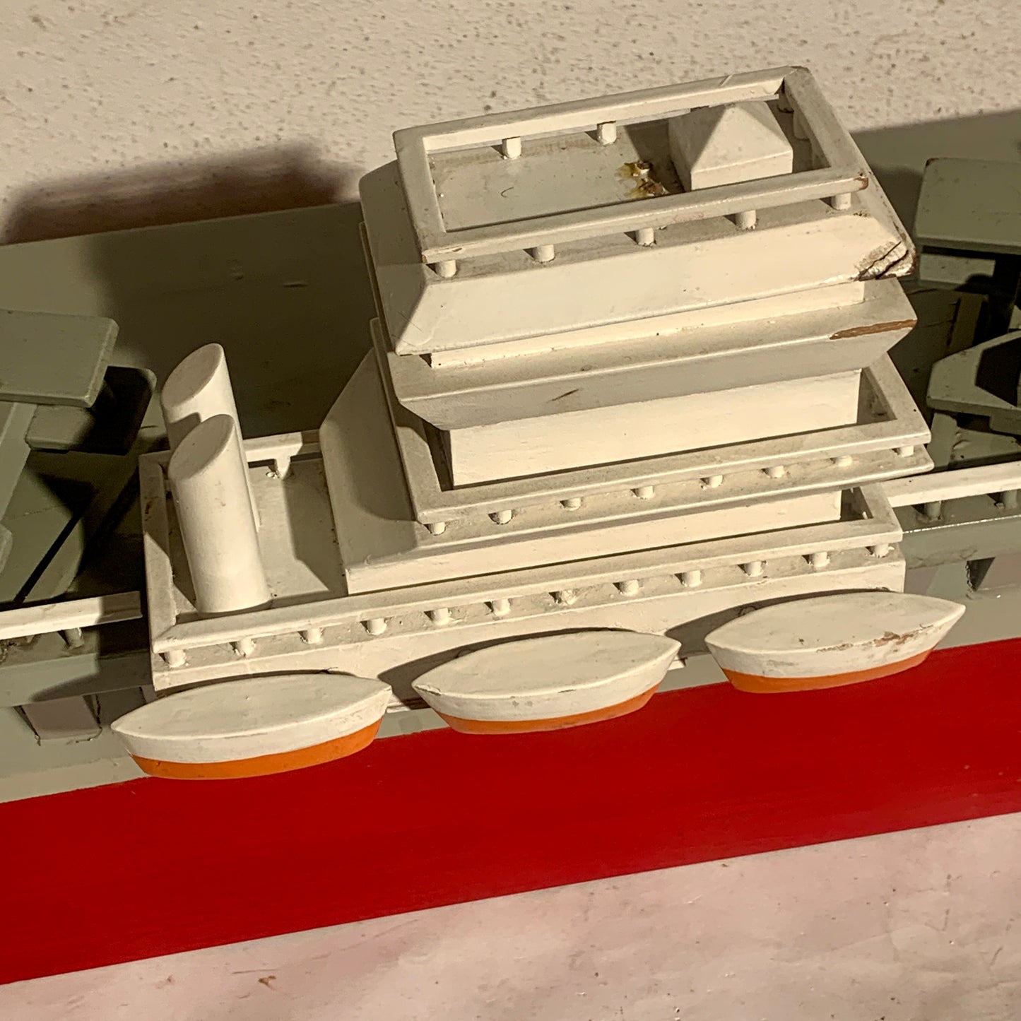 Ældre unikt dansk design træ hangarskib, fra midt 1900 tallet.