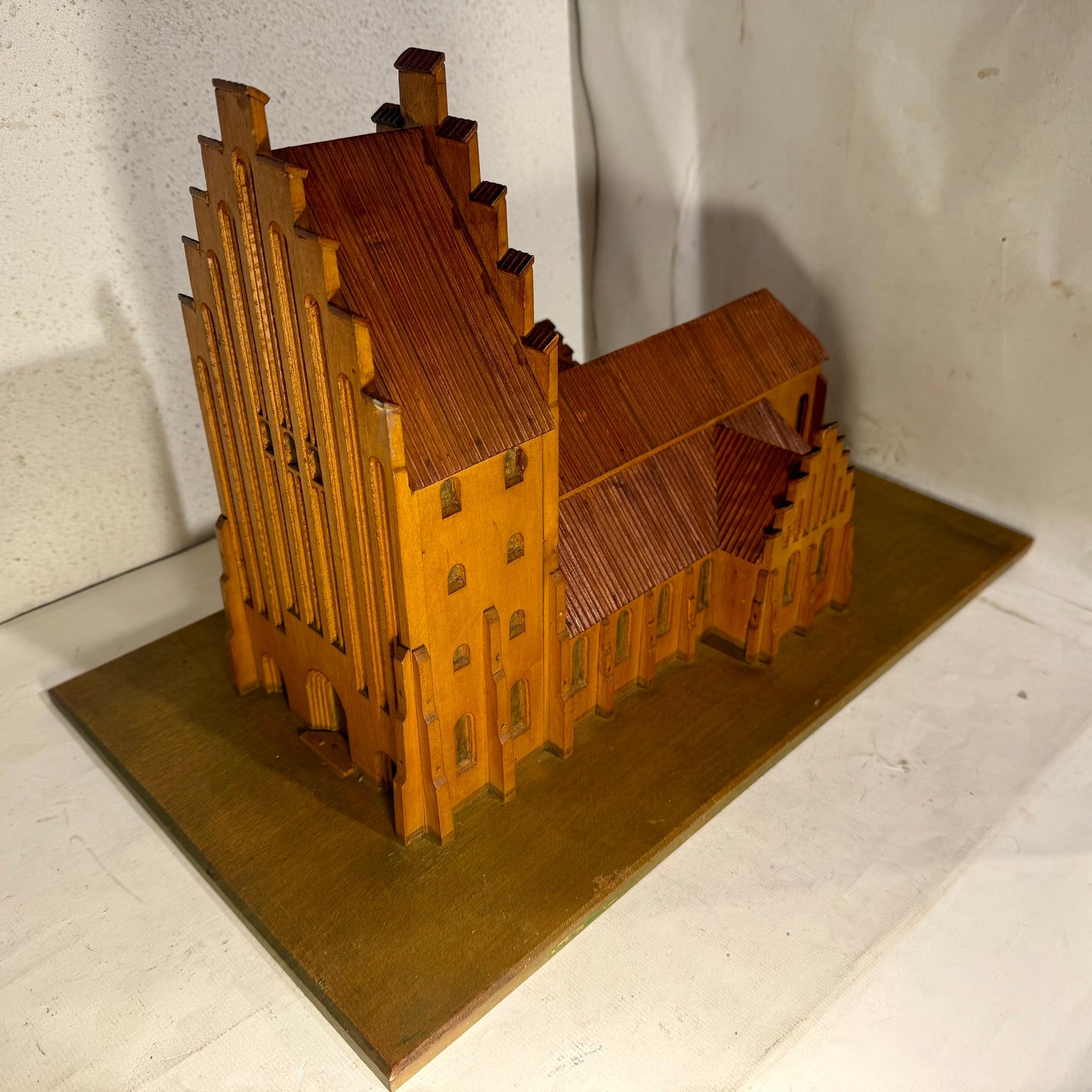 Antik håndbygget Kirke træmodel. Fra slut 1800/start1900 tallet.