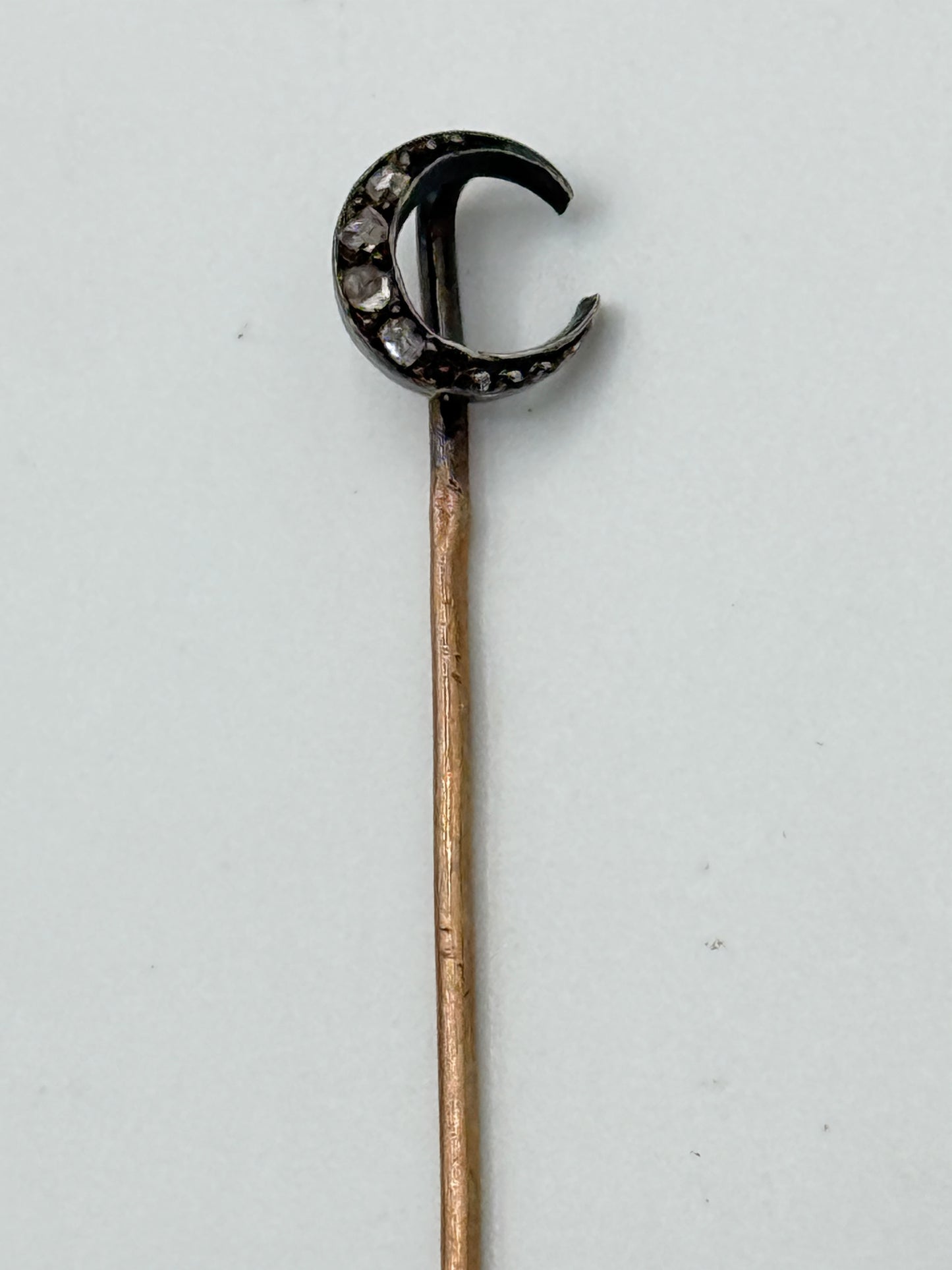 Antik måne slipsenål i 18K. Guld og Diamanter. Slut 19. Start 20.Årh