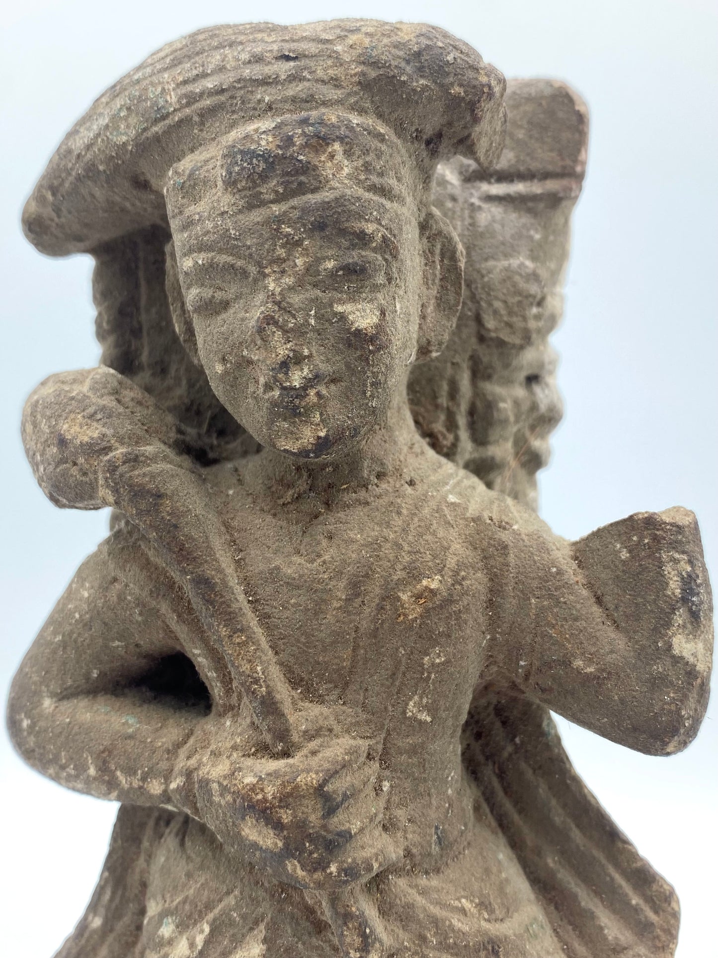 Indisk tempelvogter-figur, Dvarapala, i grå sandsten. Nordindien, ca. 10.–12. årh.