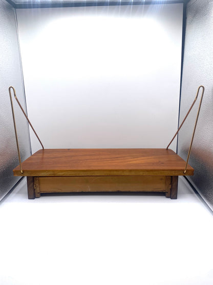 Vintage væghylde i teak med skuffe og messingbeslag. Danmark. Midt 20. årh