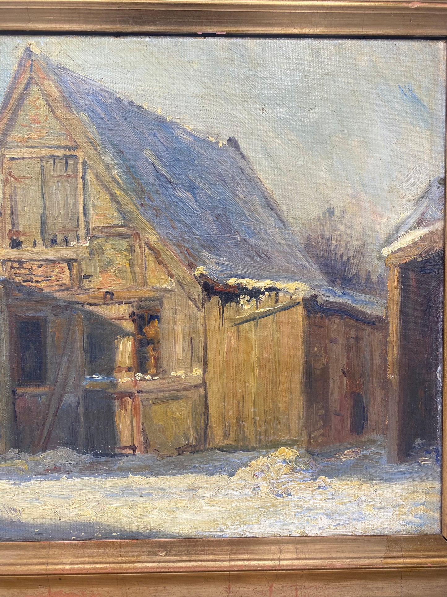 Finn W. Ekspressionistisk oliemaleri af snedækket gårdmiljø. Danmark. Fra 1913. Signeret