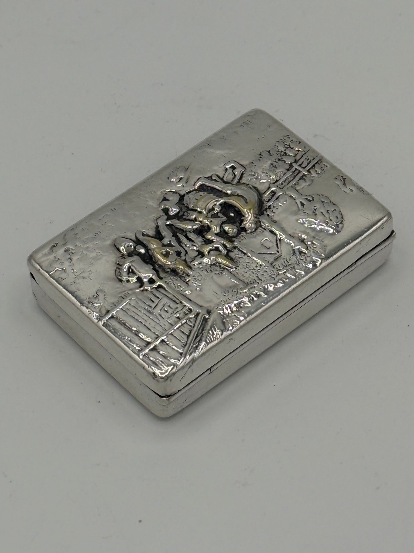 Ældre sølvbelagt repoussé pilleæske. Danmark, start/midt 20.årh