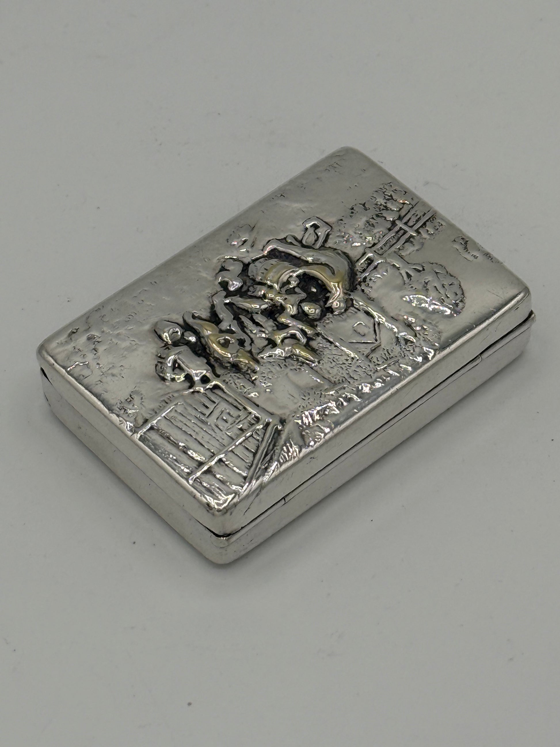 Ældre sølvbelagt repoussé pilleæske. Danmark, start/midt 20.årh