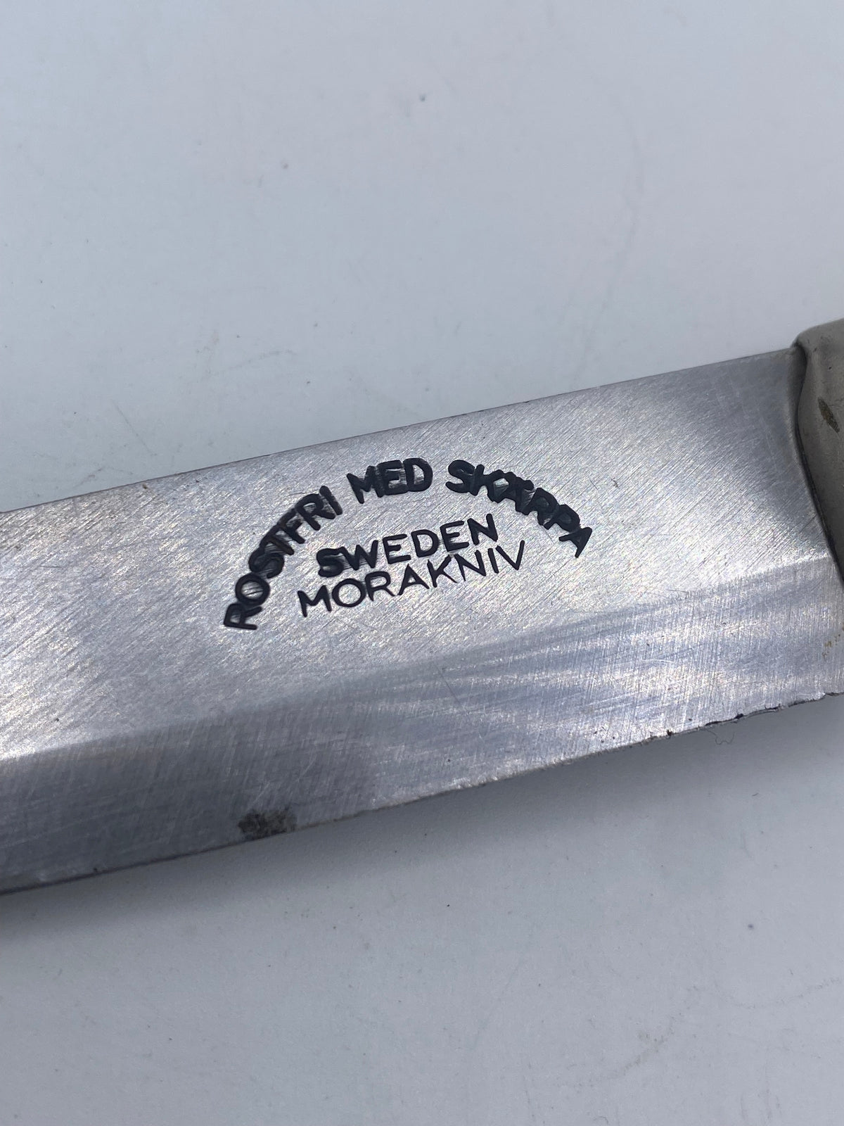Frosts Knivfabrik. Ældre morakniv med skede. Sverige. 20. Årh