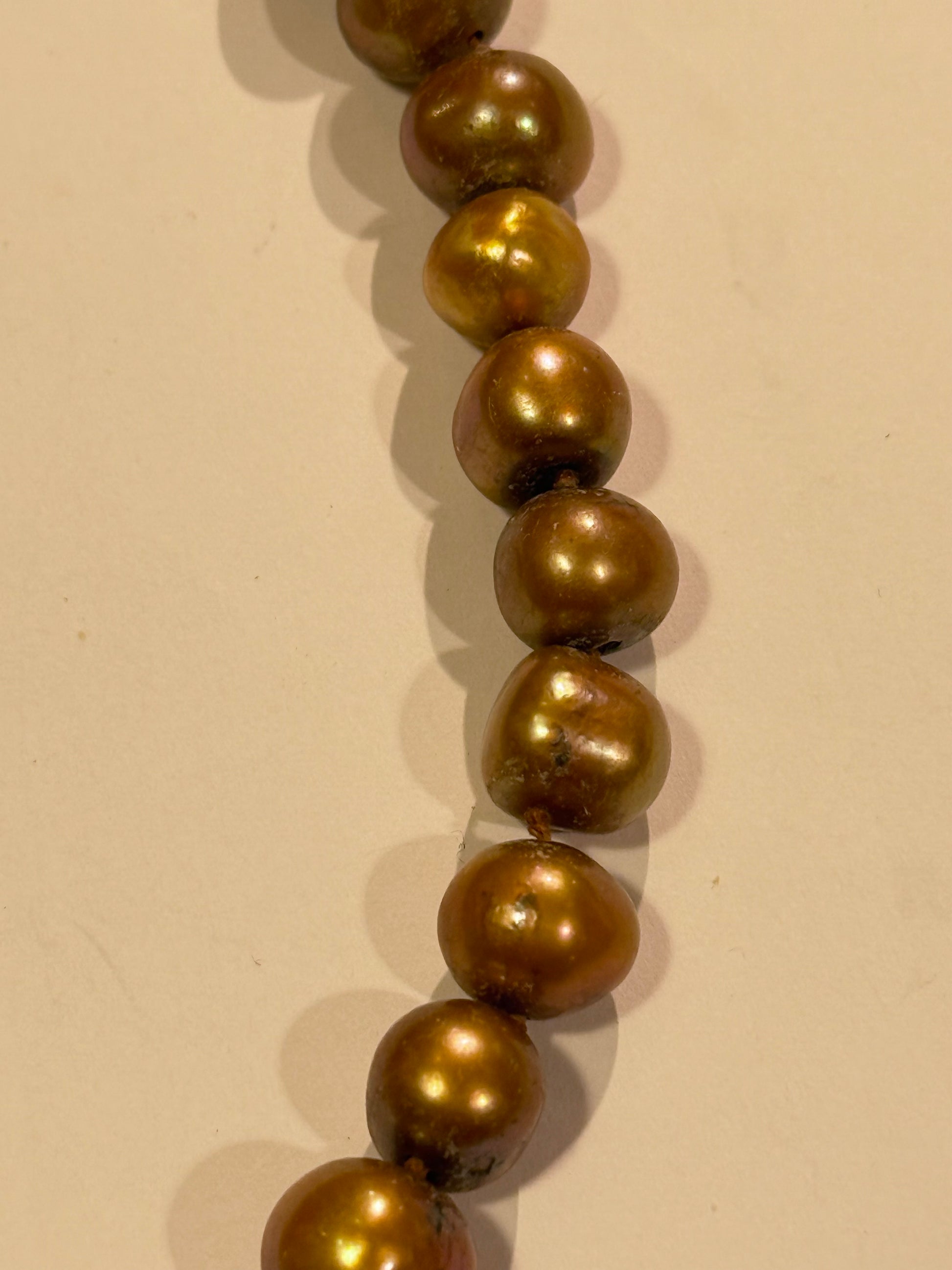 Vintage bronzefarvet perle halskæde med 8K guld lås. Fra slut 1900 tallet