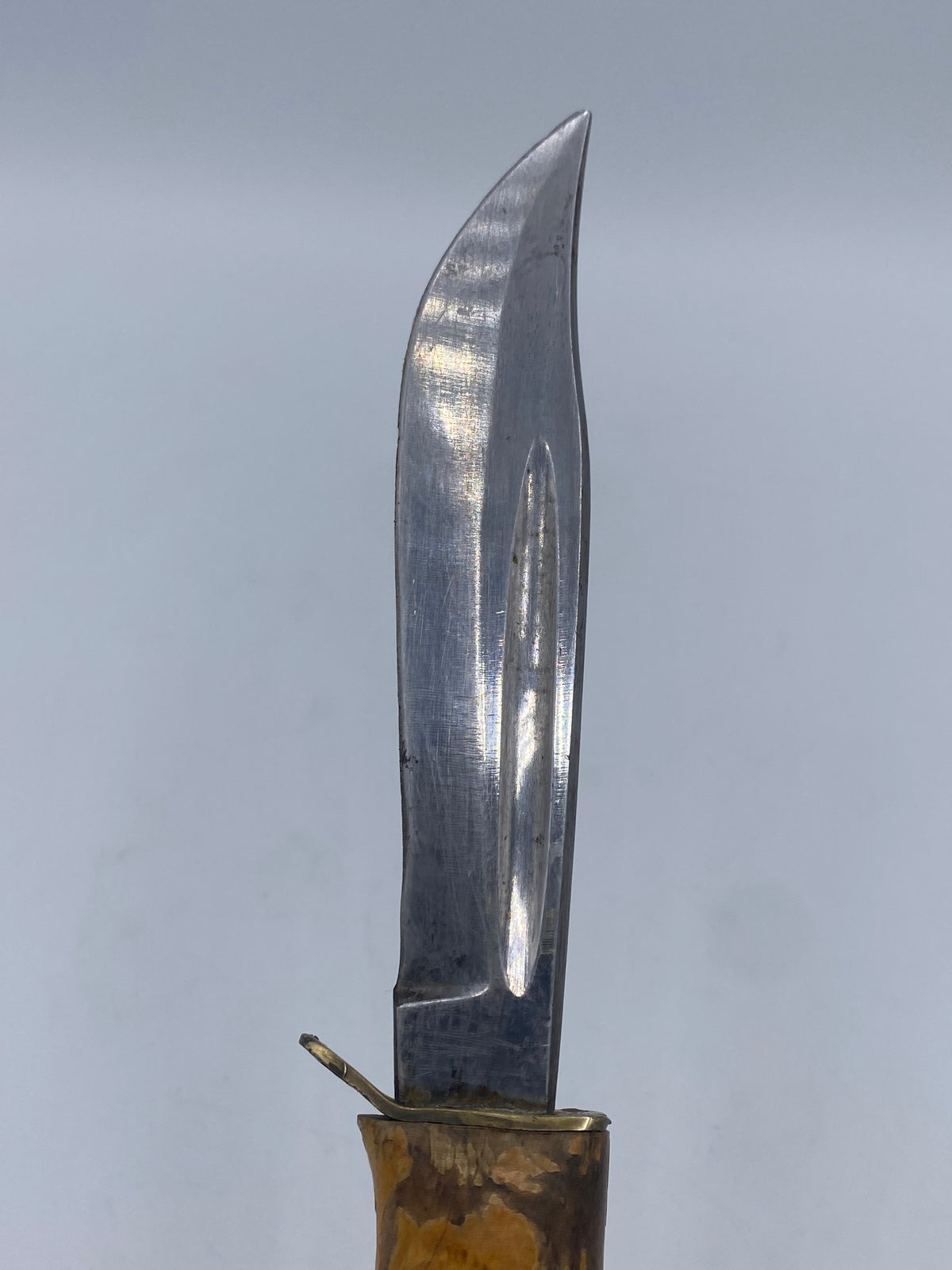 Et ældre puukko-kniv i stil med skede, fra Skandinavien