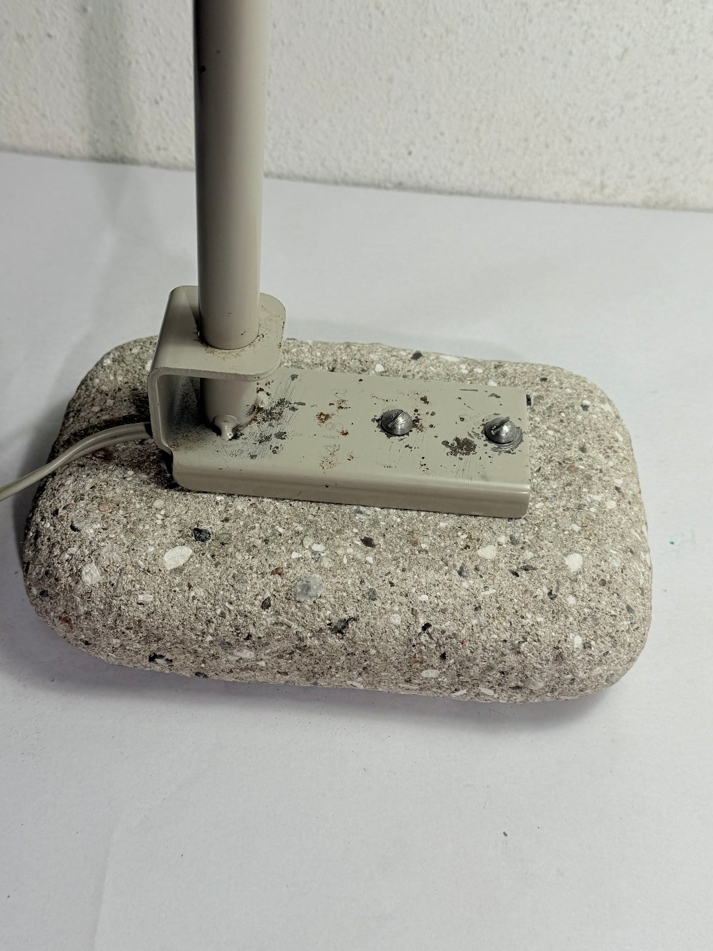 Bauhaus bordlampe med bakelit skærm & cement fod. Fra start/midt 1900 tallet