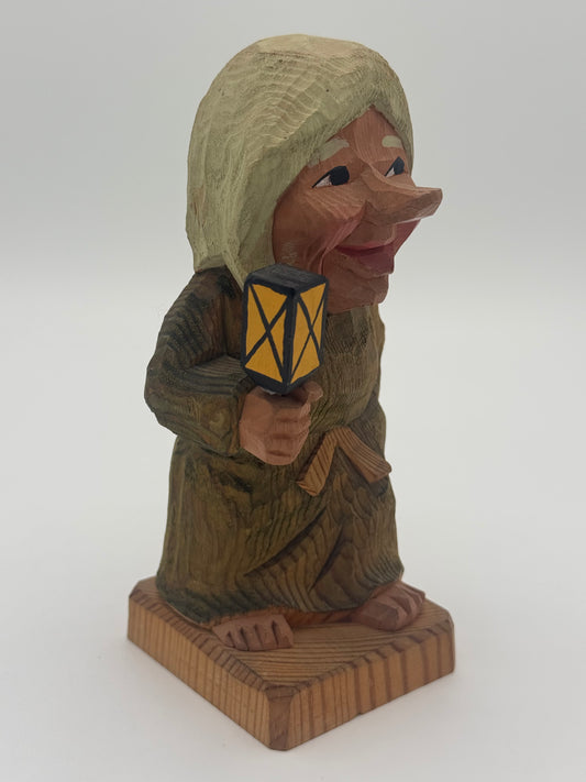 Håndskåren Norway-form kvinde med lanterne træ-figur. Slut 20. Århundrede