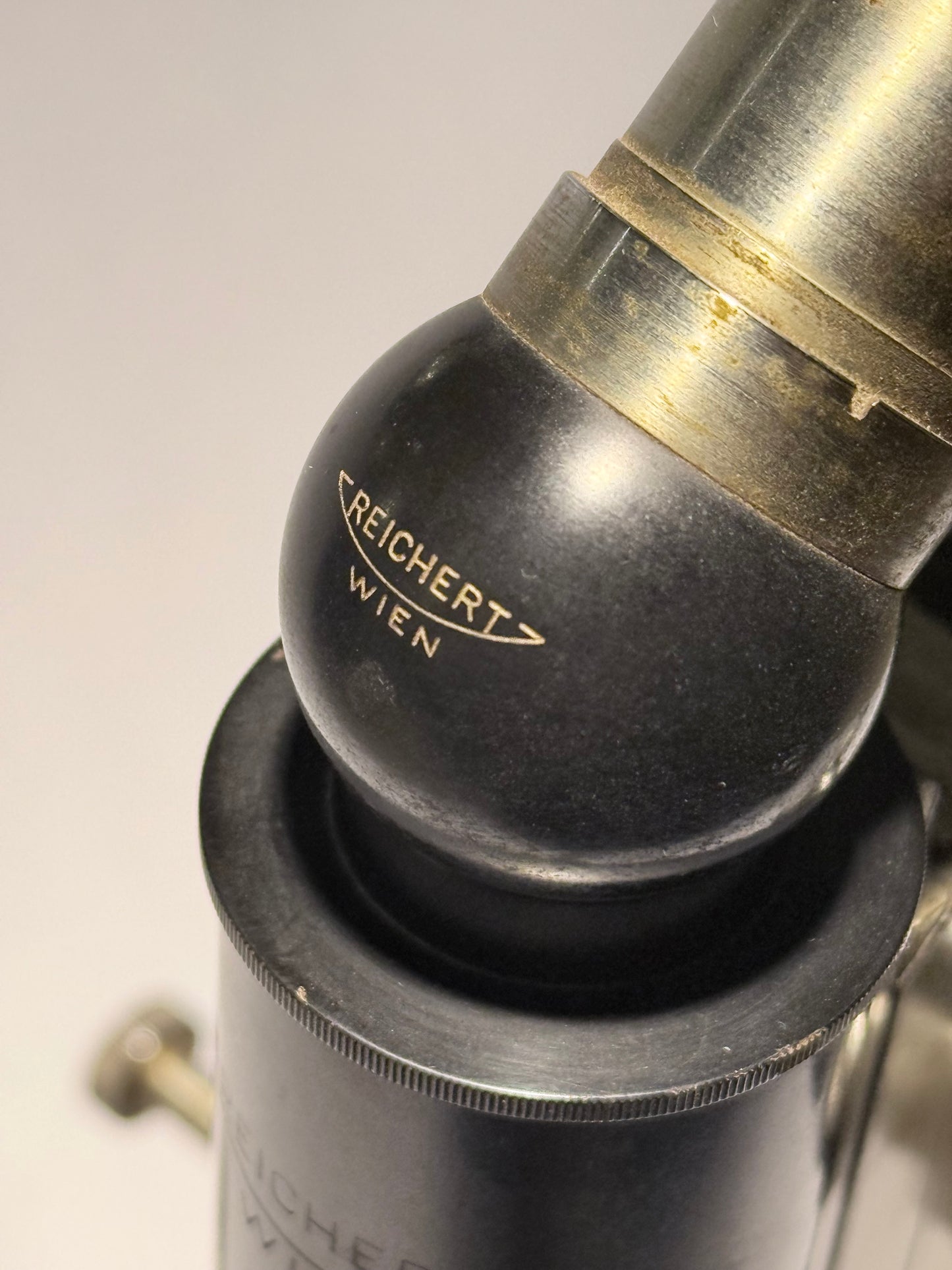 Reichert optisk mikroskop No 198504, med fire objektiver. Østrig. Fra 1940érne