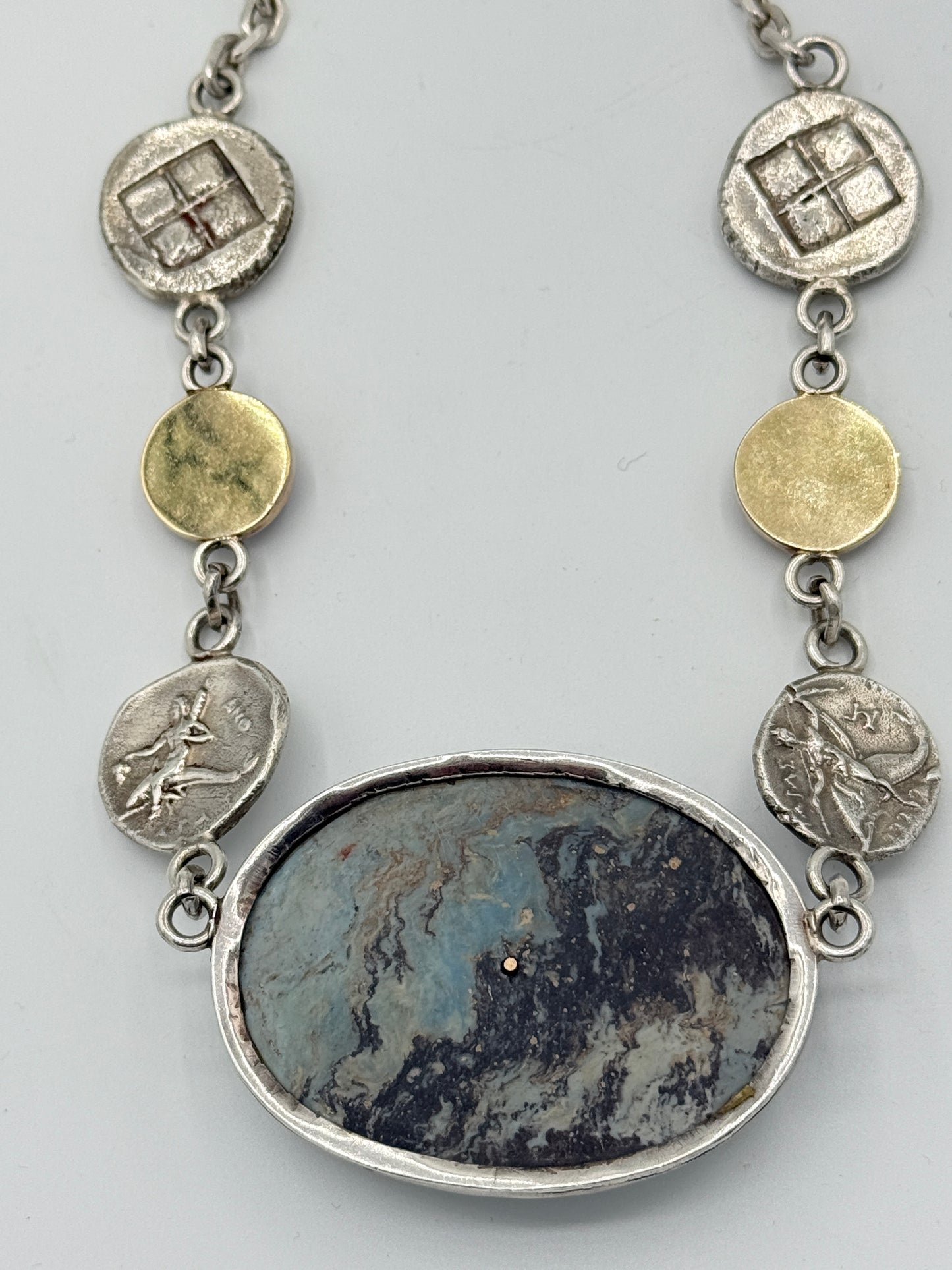 Claude Schwartz, Paris (1958-) Vintage unika Studio jewelry Collier i Sølv, Guld, Granat, Jaspis og Lapis lazuli. Fra 1960érne