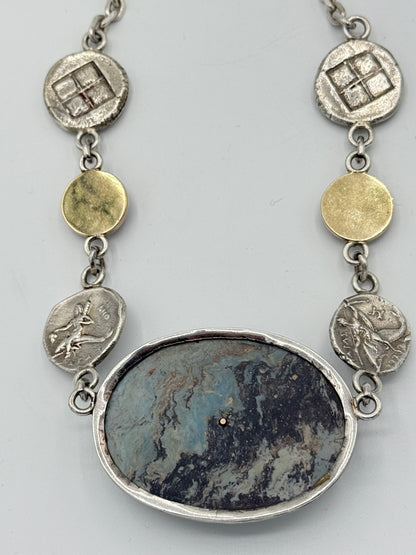 Claude Schwartz, Paris (1958-) Vintage unika Studio jewelry Collier i Sølv, Guld, Granat, Jaspis og Lapis lazuli. Fra 1960érne