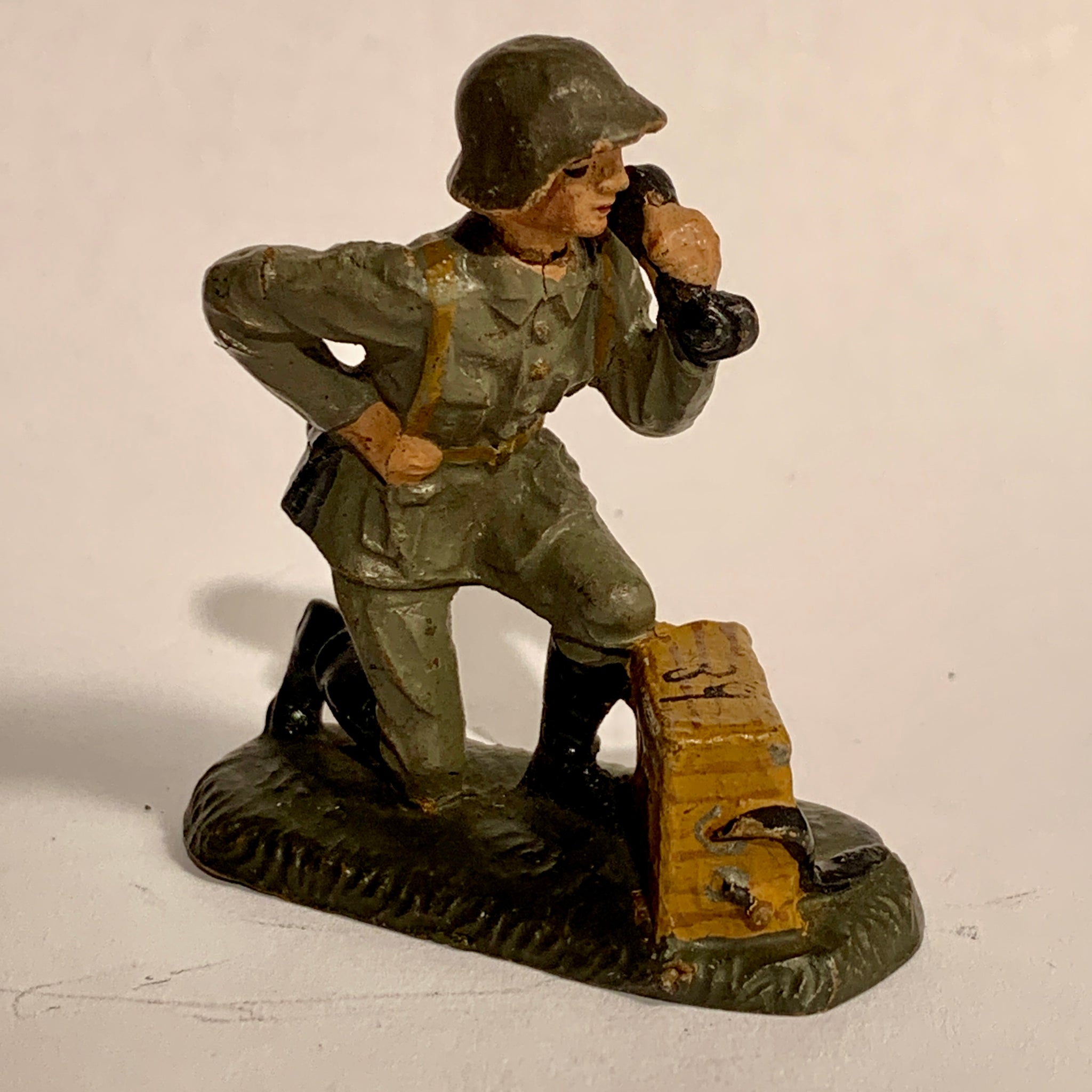 Lineol Dansk soldat m. Telefonkasse, fra 1930érne.