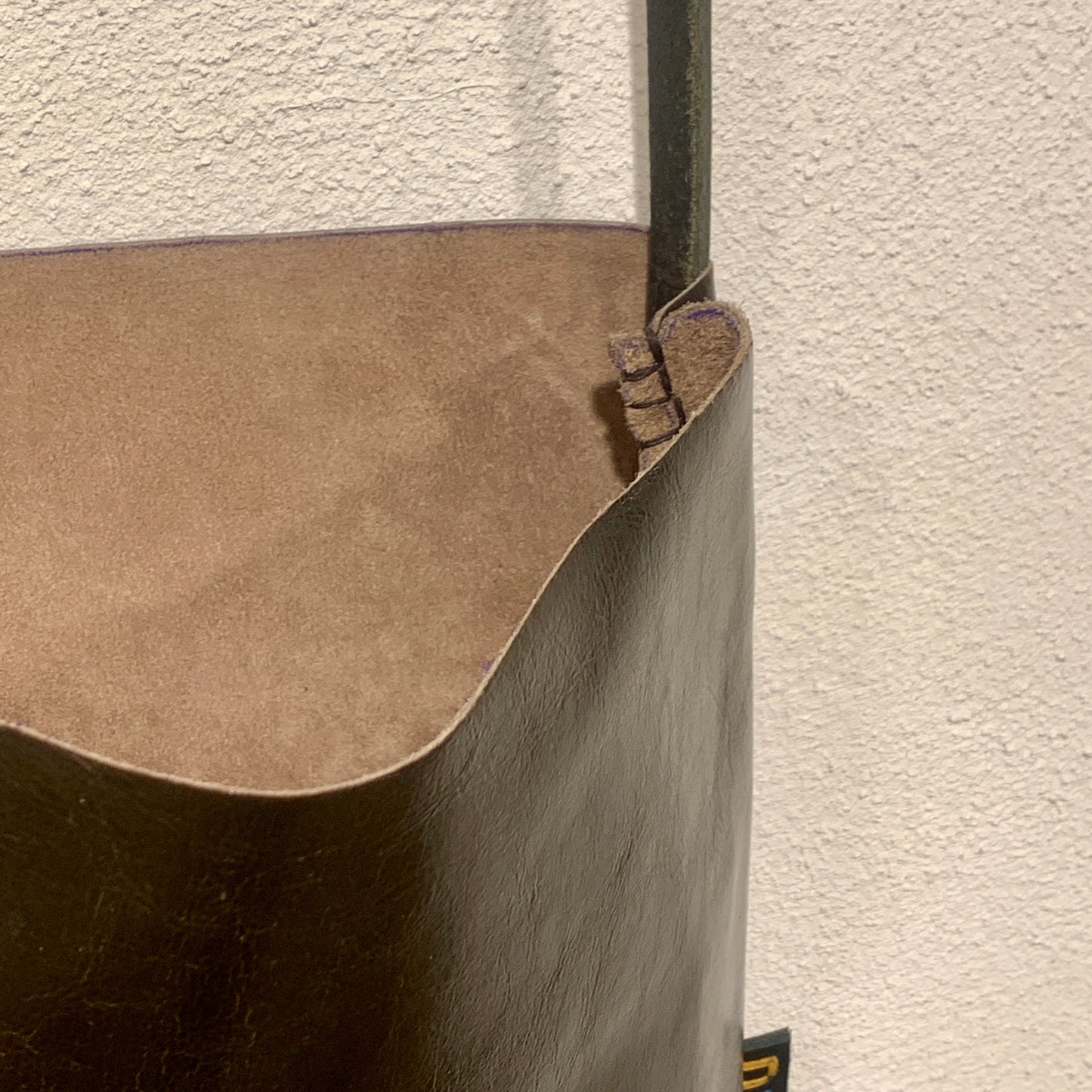 Håndsyet læder skuldertaske, Kim Zoll Designs.