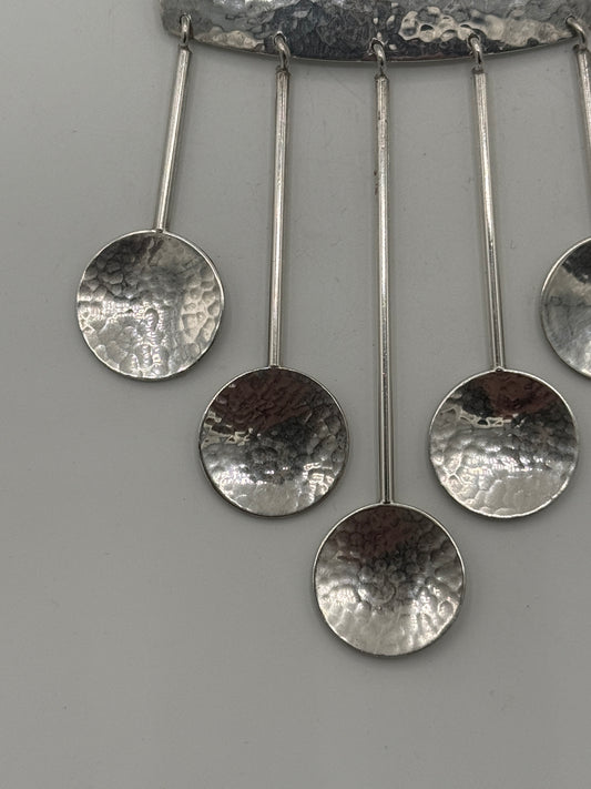 Hermann Siersbøl (1924-1964) Hammerslået modernistisk sterling sølv halssmykke. Midt 20. Årh