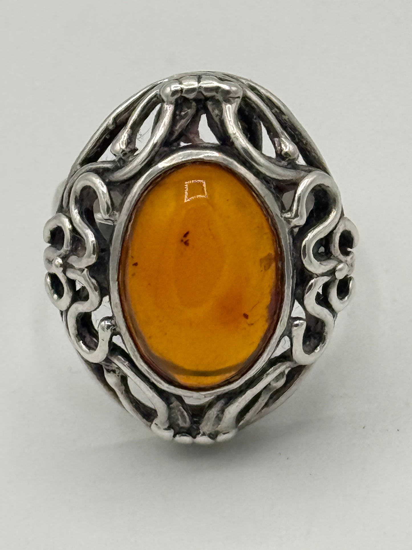 Vintage skønvirkestil Rav & Sterlingsølv ring. Gstad, Polen. Fra 1980érne