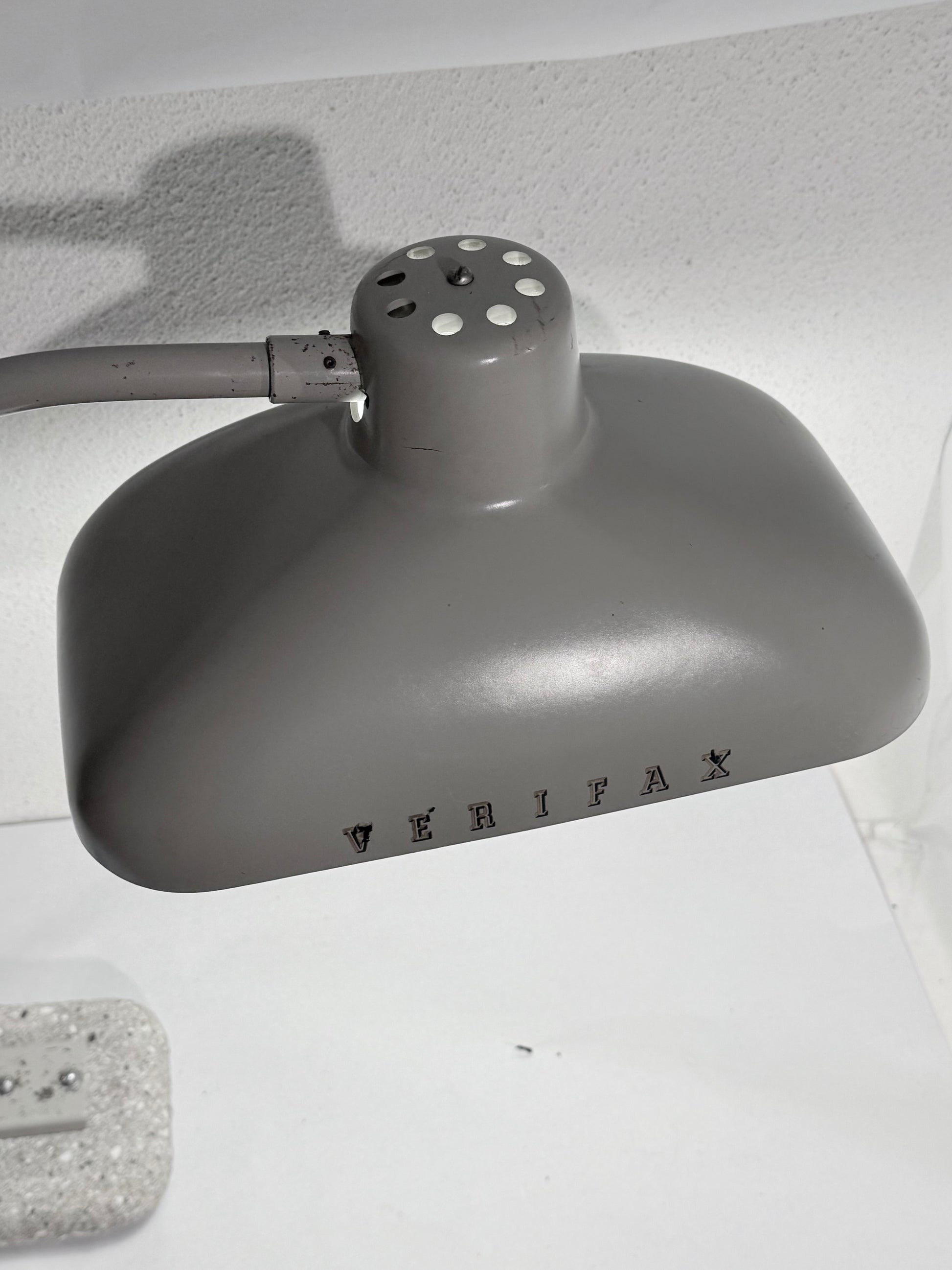 Bauhaus bordlampe med bakelit skærm & cement fod. Fra start/midt 1900 tallet