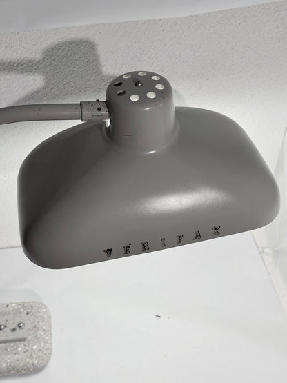 Bauhaus bordlampe med bakelit skærm & cement fod. Fra start/midt 1900 tallet