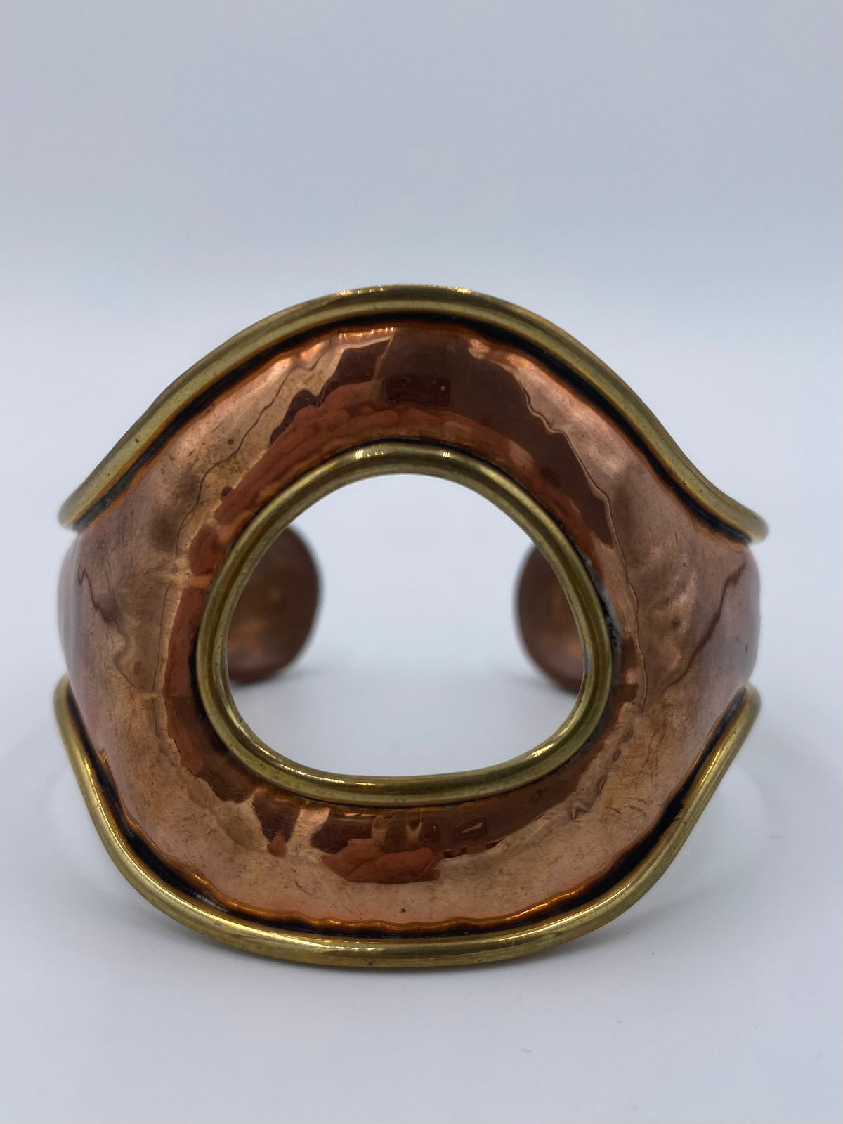 Vintage dansk armring i messing og kobber. Fra midt 1900-tallet