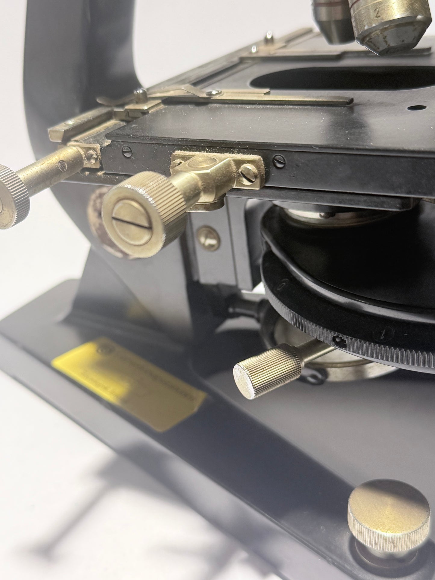 Reichert optisk mikroskop No 198504, med fire objektiver. Østrig. Fra 1940érne