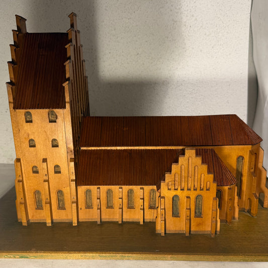 Antik håndbygget Kirke træmodel. Fra slut 1800/start1900 tallet.