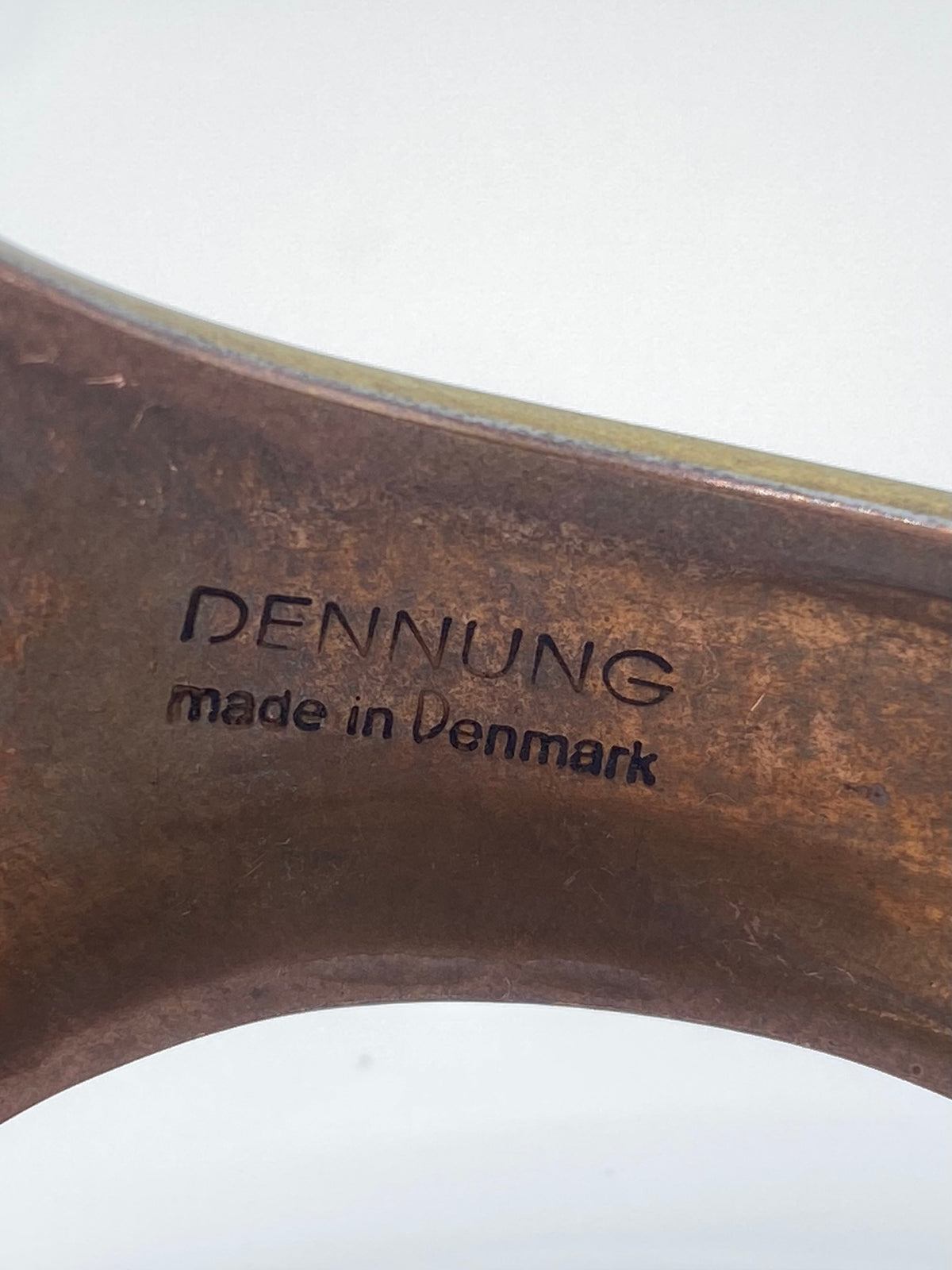 Erik Dennung (1925-2007). Vintage dansk armring i messing og kobber. Fra midt 1900-tallet