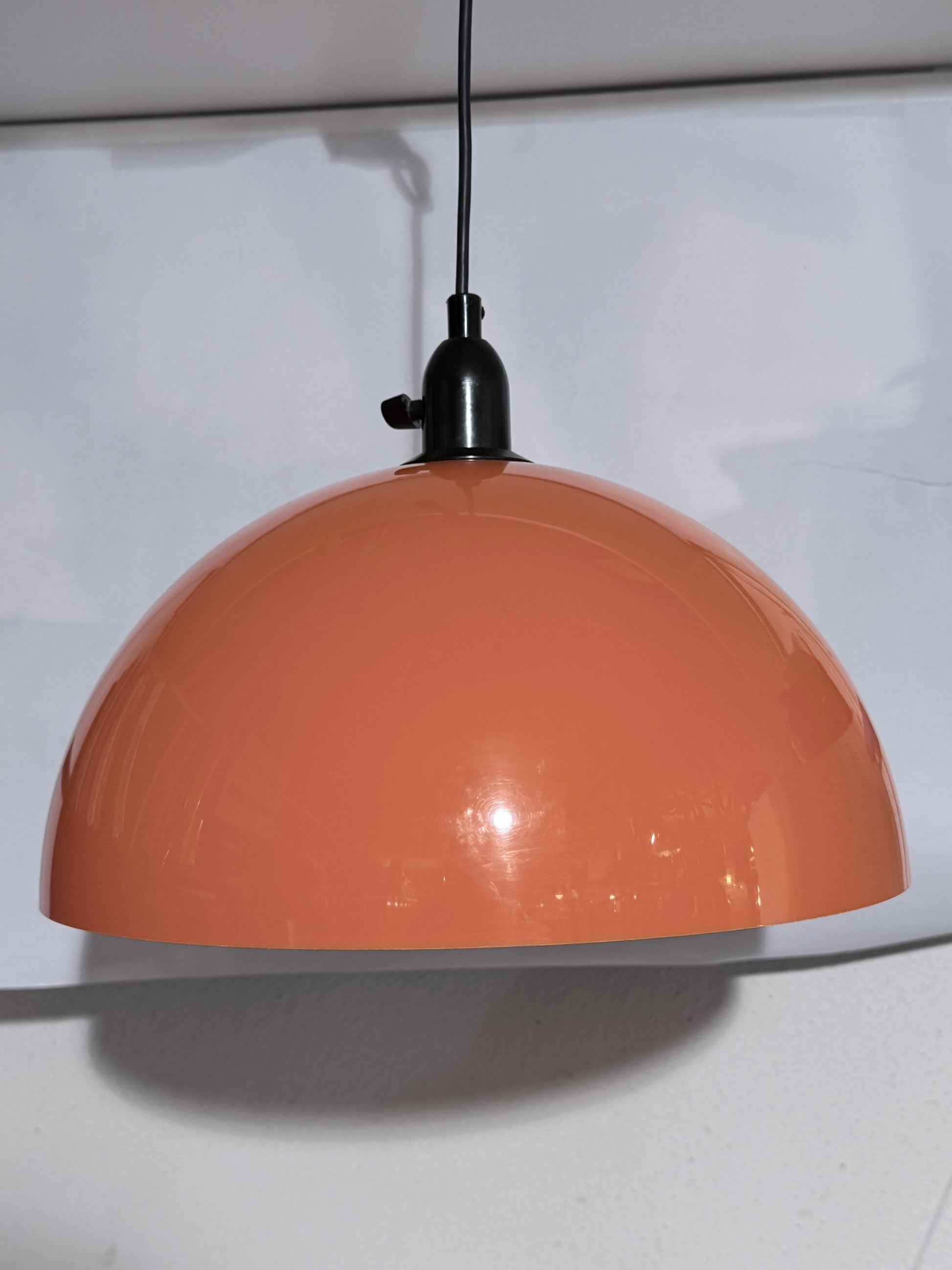 Dansk retro loftlampe i orange plast med halvkugleformet skærm