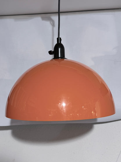 Dansk retro loftlampe i orange plast med halvkugleformet skærm