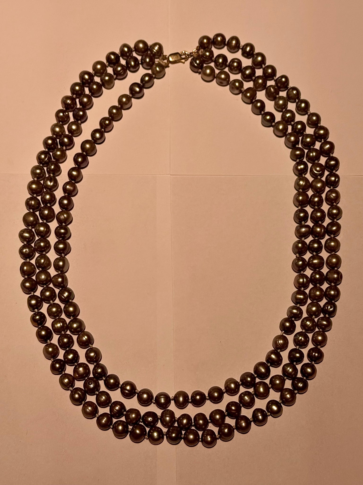 Vintage ægte 3-radet Metallisk grå perlehalskæde med guld lås. Fra midt/slut 1900 tallet.