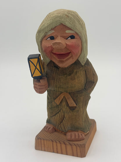 Håndskåren Norway-form kvinde med lanterne træ-figur. Slut 20. Århundrede